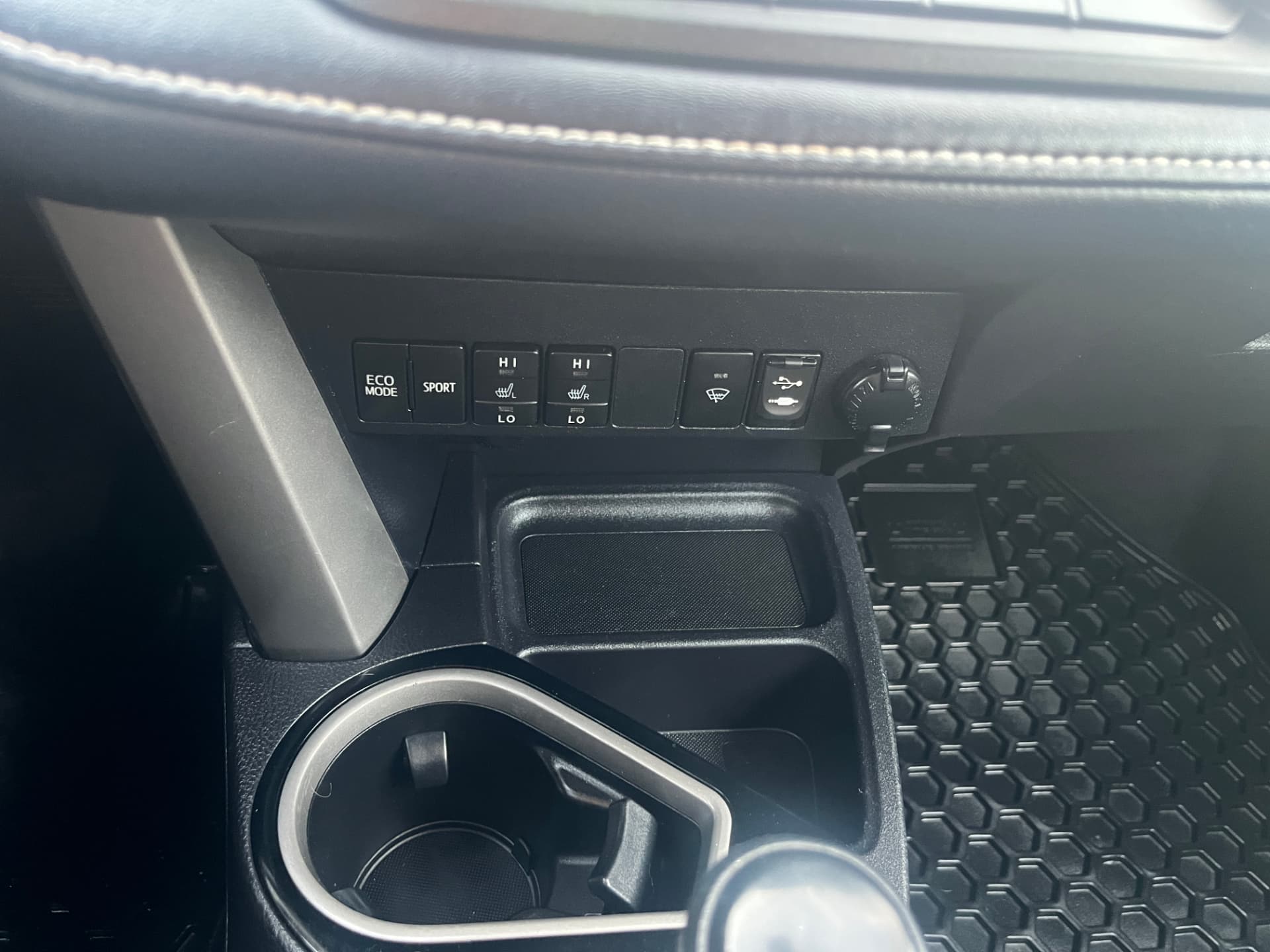 Used 2018 Toyota RAV4 XLE AWD in Gray for sale at B&P Auto Sales in Toronto & GTA — photo 16 of 25