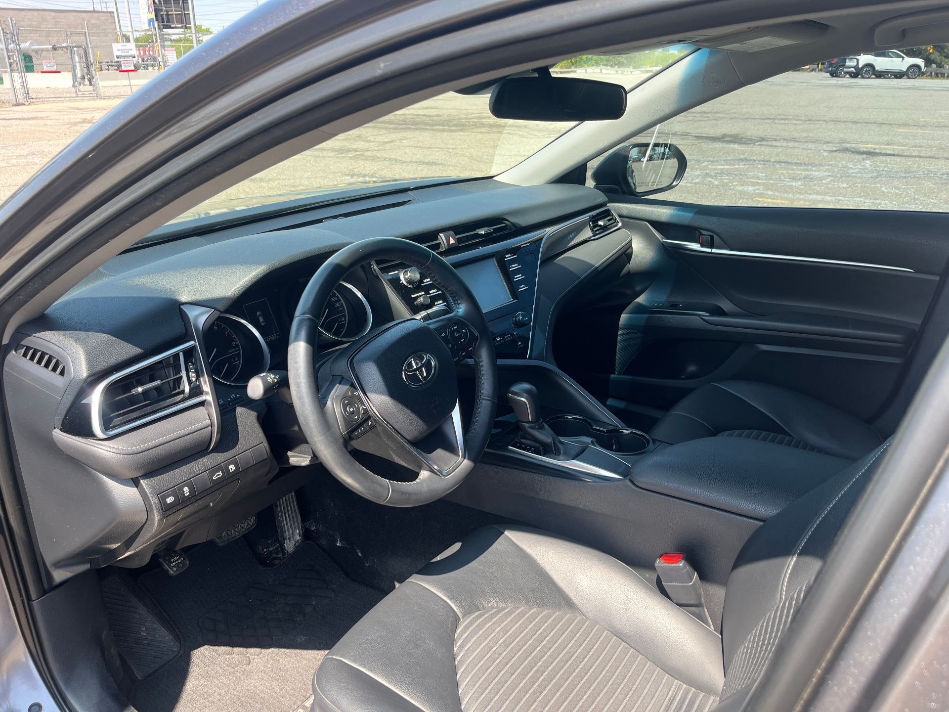 Used 2018 Toyota Camry SE in Gray for sale at B&P Auto Sales in Toronto & GTA — photo 14 of 24