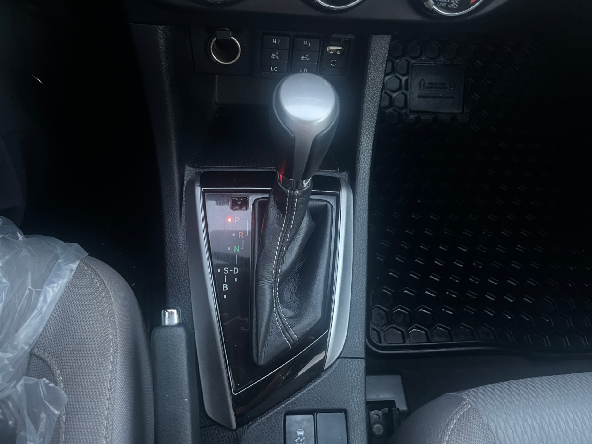 Used 2016 Toyota Corolla LE in White for sale at B&P Auto Sales in Toronto & GTA — photo 15 of 24