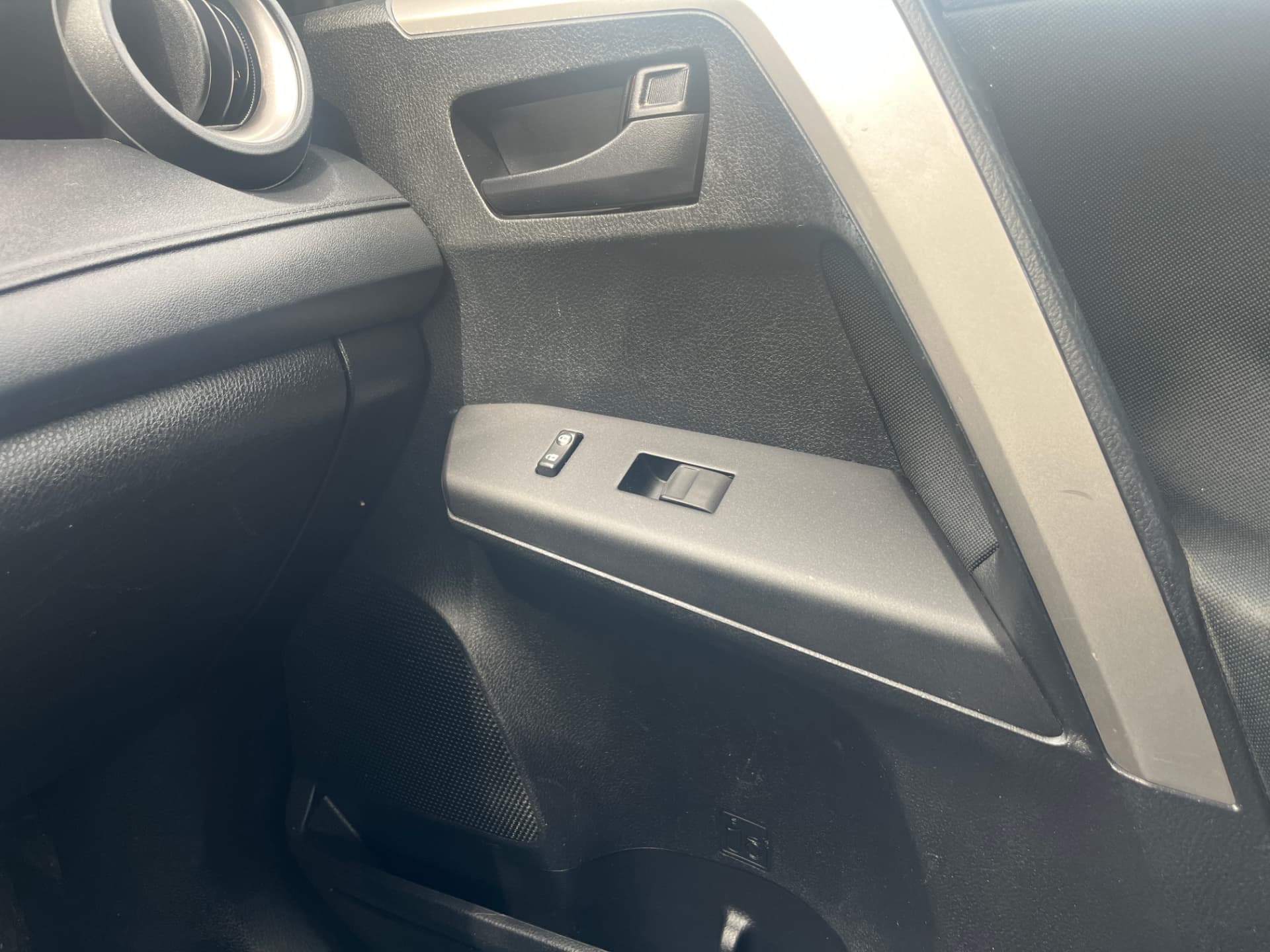 Used 2016 Toyota RAV4 LE in White for sale at B&P Auto Sales in Toronto & GTA — photo 22 of 24