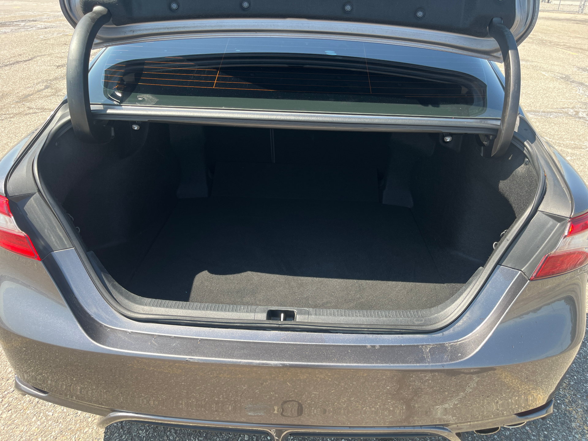 Used 2018 Toyota Camry SE in Gray for sale at B&P Auto Sales in Toronto & GTA — photo 19 of 24
