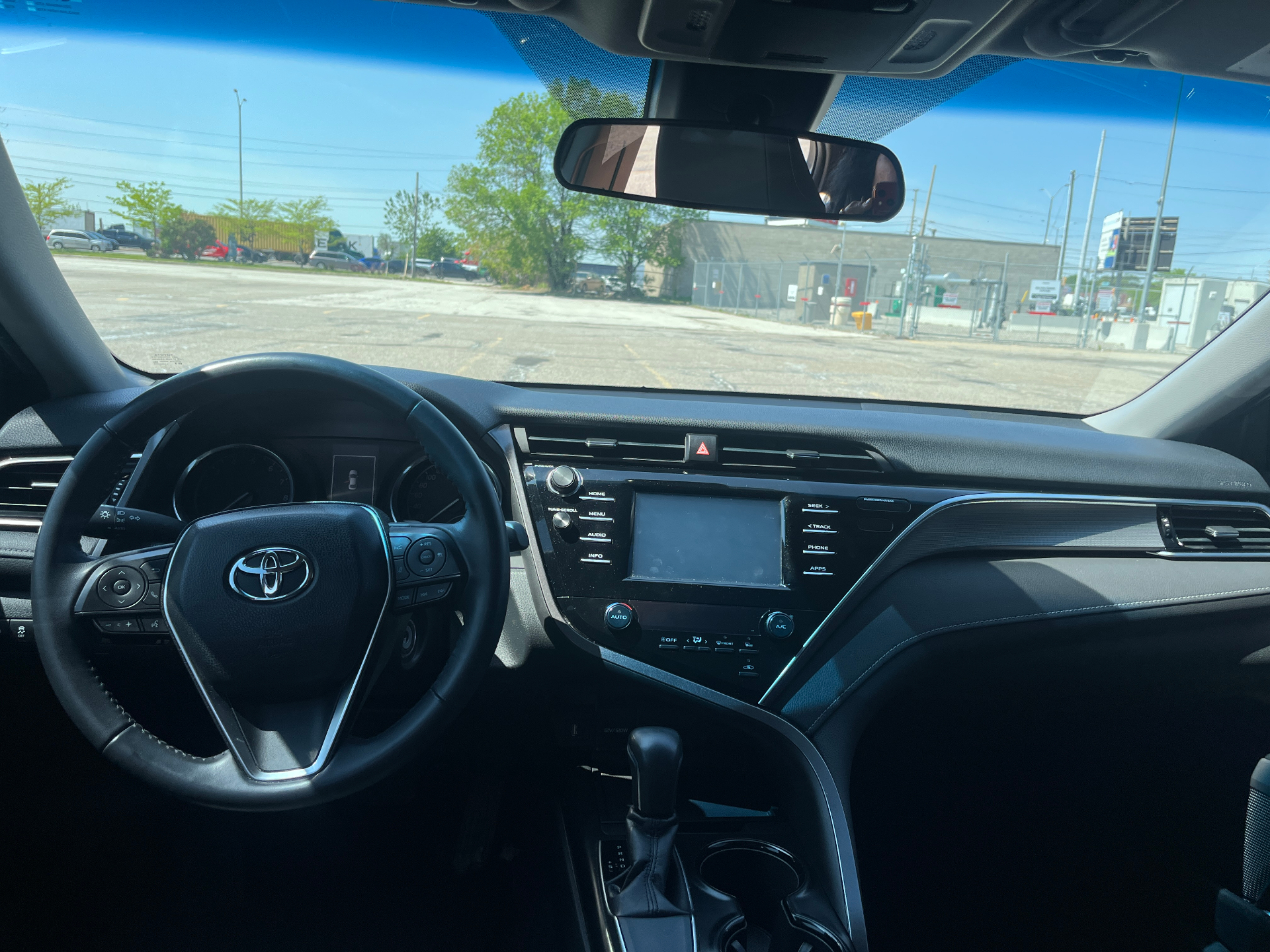 Used 2018 Toyota Camry SE in Gray for sale at B&P Auto Sales in Toronto & GTA — photo 8 of 24