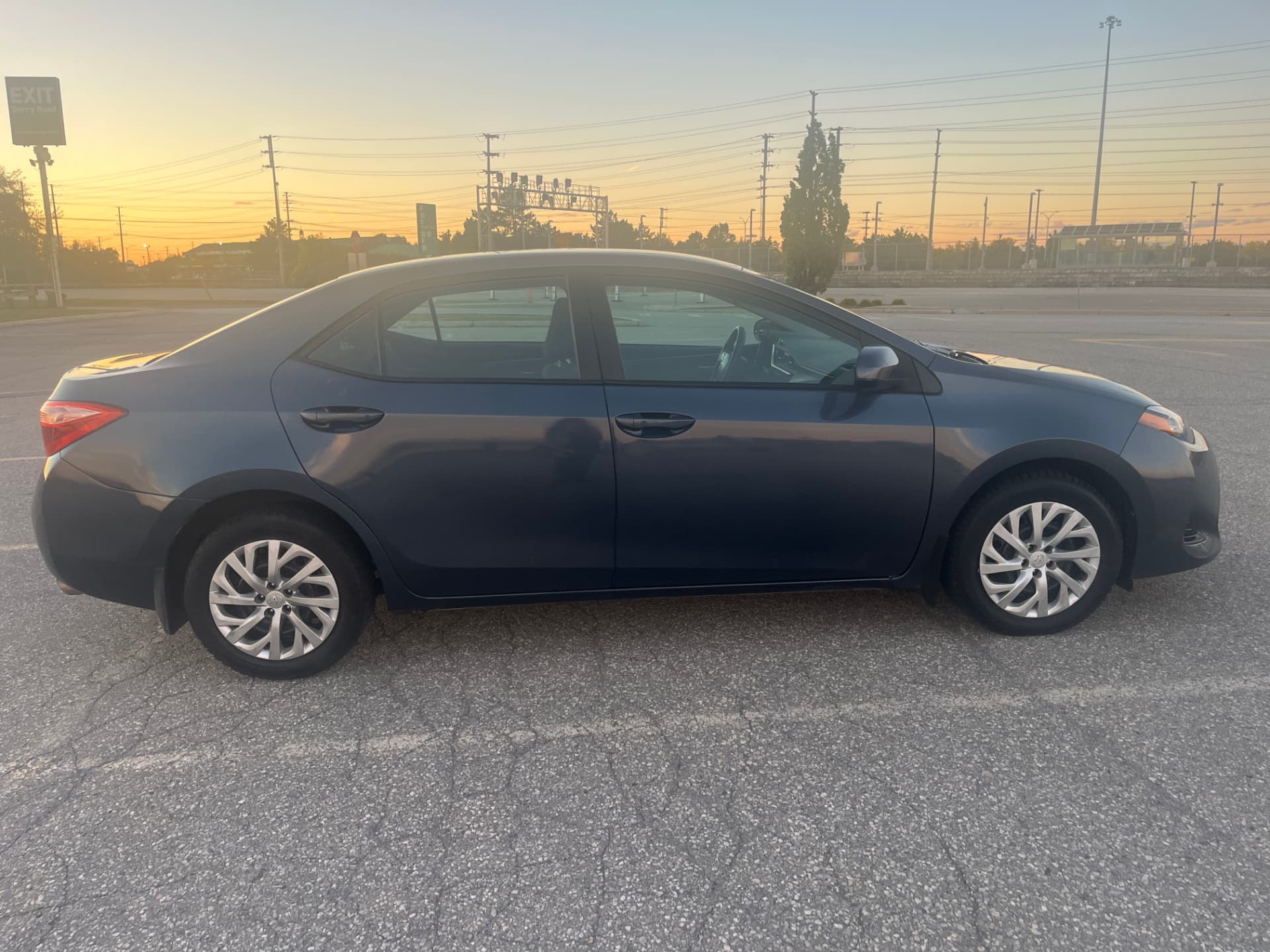 Used 2017 Toyota Corolla LE in Gray for sale at B&P Auto Sales in Toronto & GTA — photo 5 of 23