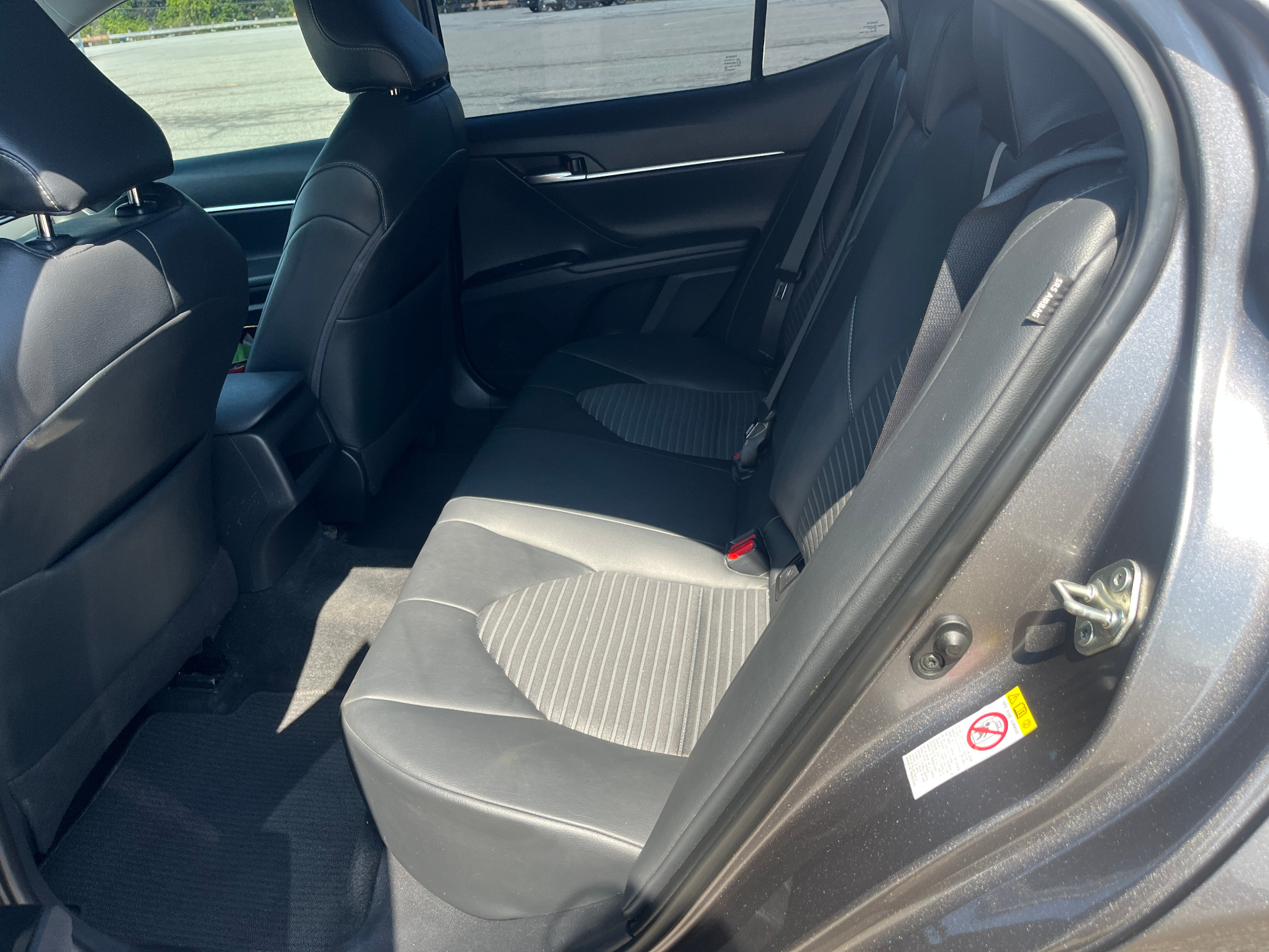 Used 2018 Toyota Camry SE in Gray for sale at B&P Auto Sales in Toronto & GTA — photo 20 of 24