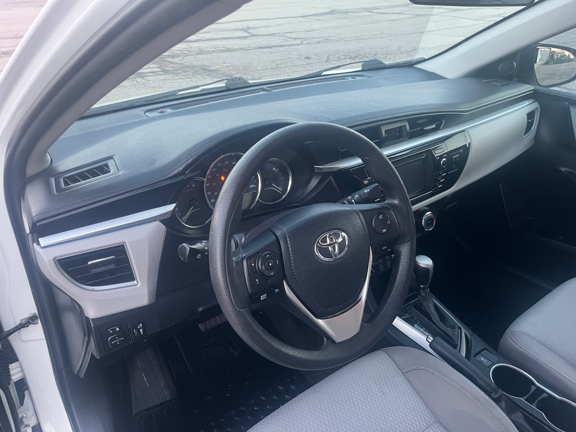 Used 2016 Toyota Corolla LE in White for sale at B&P Auto Sales in Toronto & GTA — photo 12 of 24