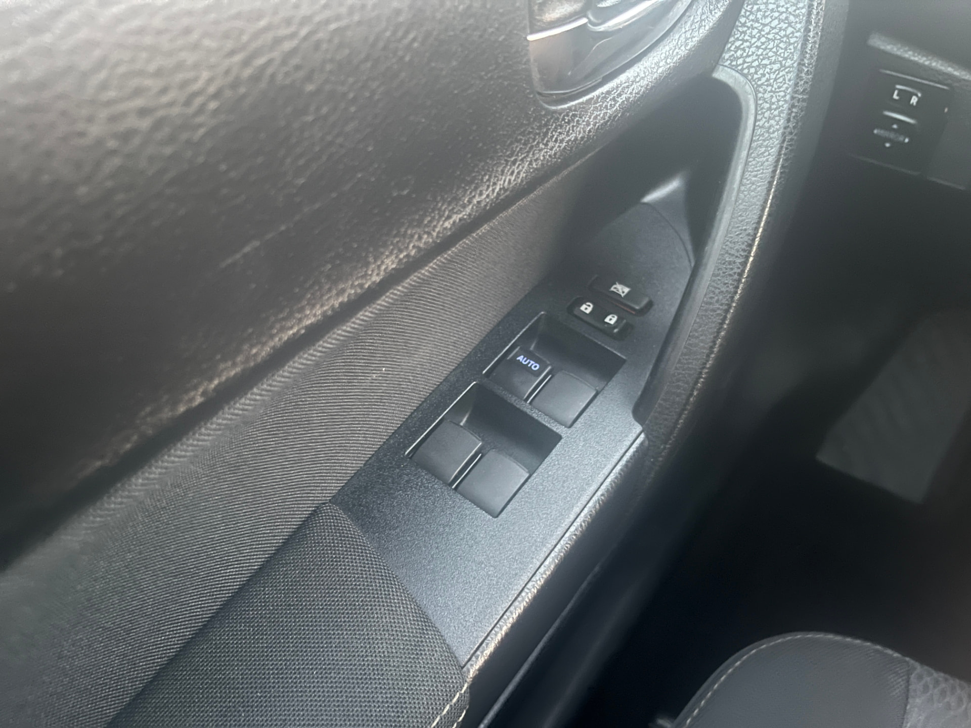 Used 2017 Toyota Corolla LE in Gray for sale at B&P Auto Sales in Toronto & GTA — photo 22 of 23