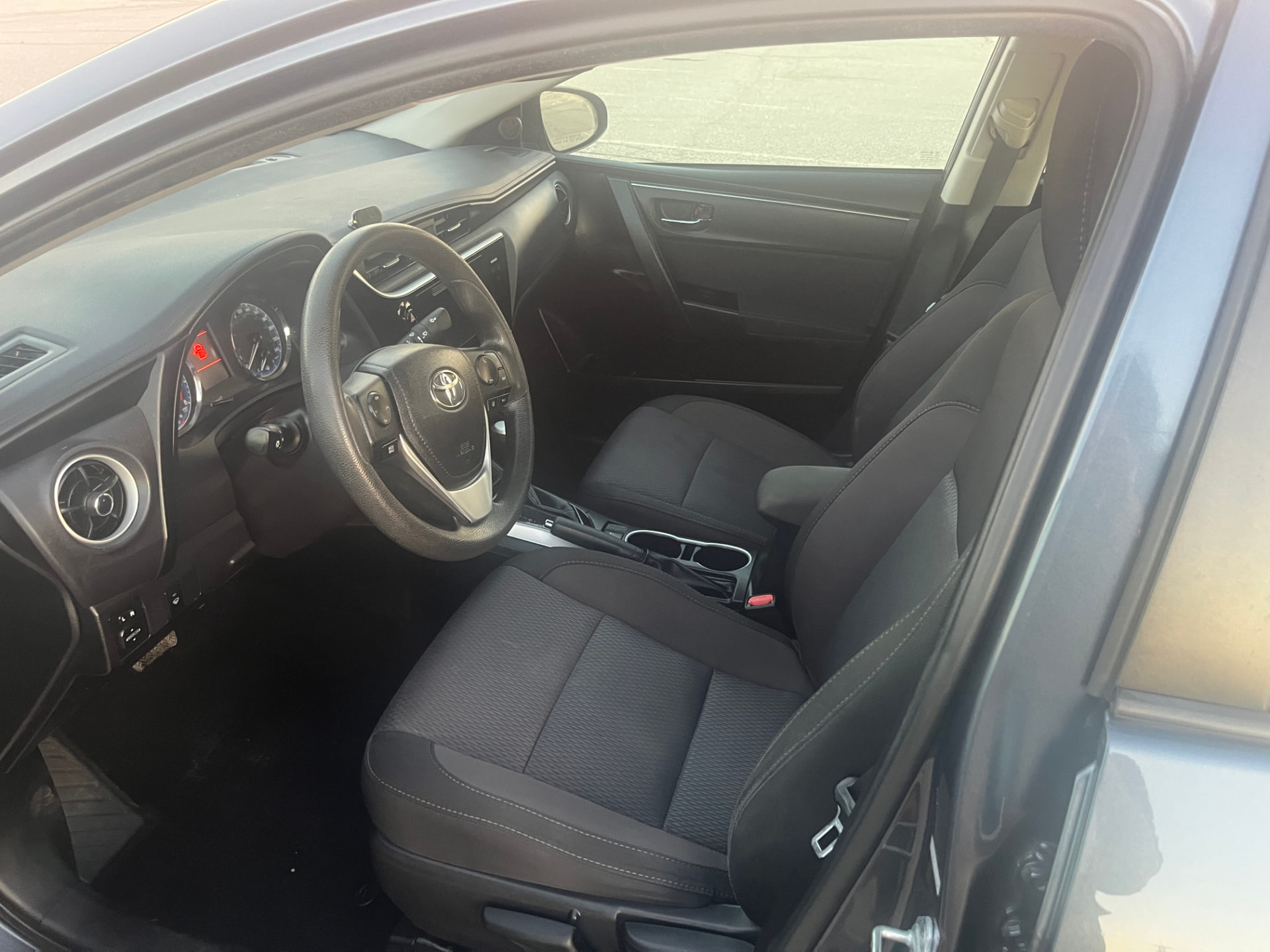 Used 2017 Toyota Corolla LE in Gray for sale at B&P Auto Sales in Toronto & GTA — photo 17 of 23