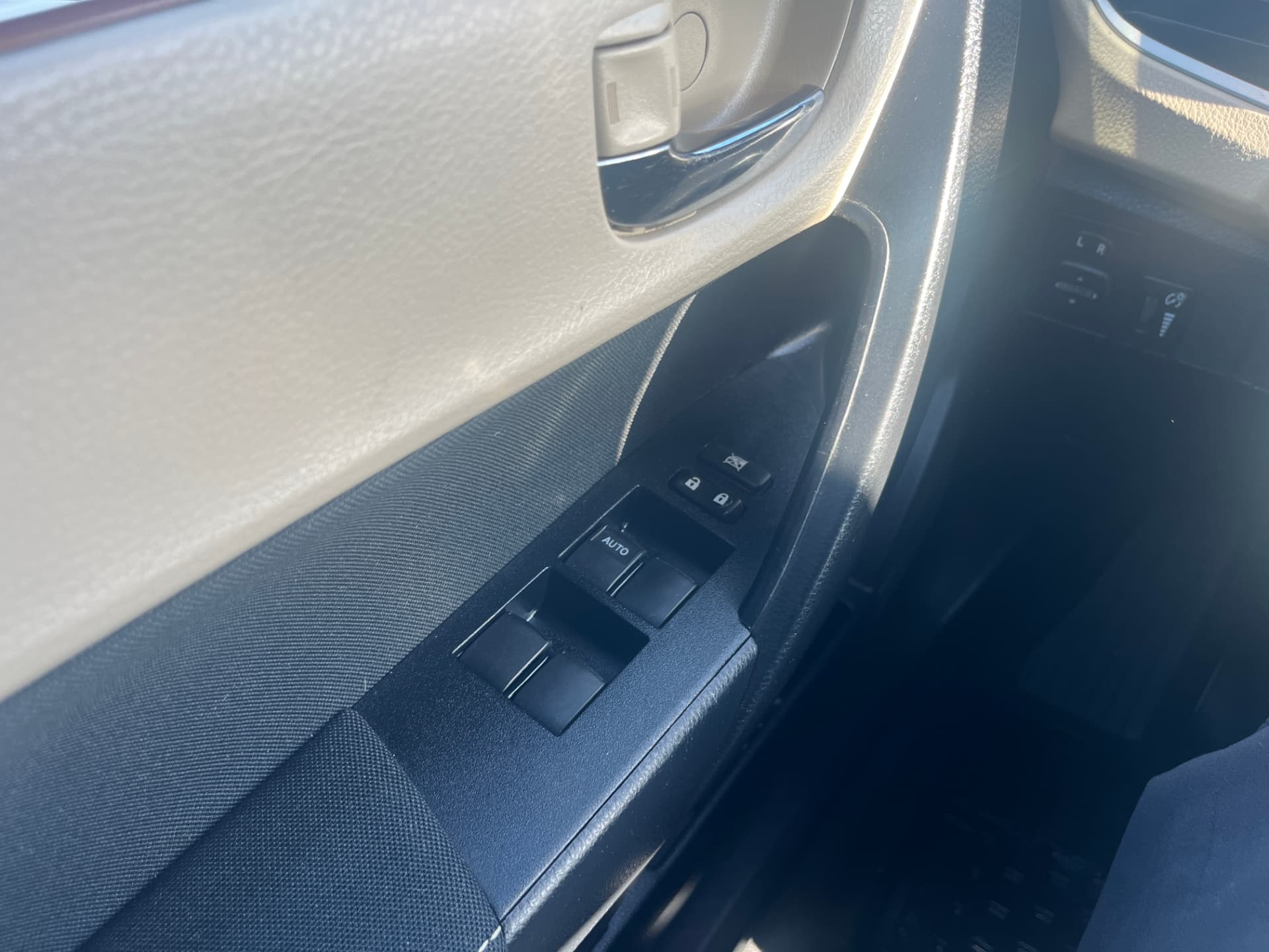 Used 2014 Toyota Corolla LE ECO in Brown for sale at B&P Auto Sales in Toronto & GTA — photo 22 of 23