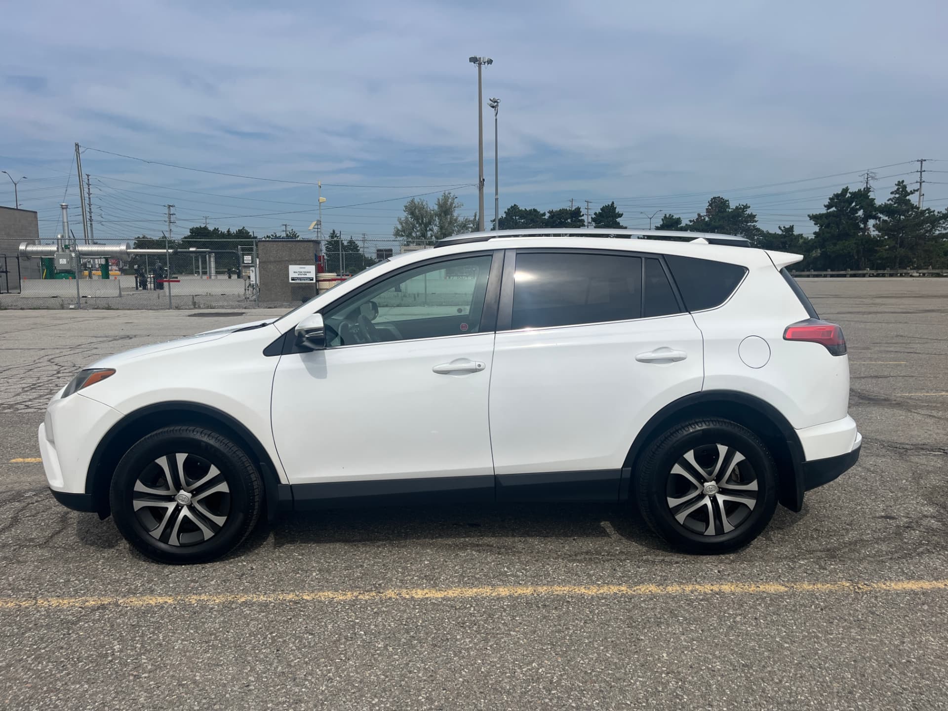 Used 2016 Toyota RAV4 LE in White for sale at B&P Auto Sales in Toronto & GTA — photo 4 of 24