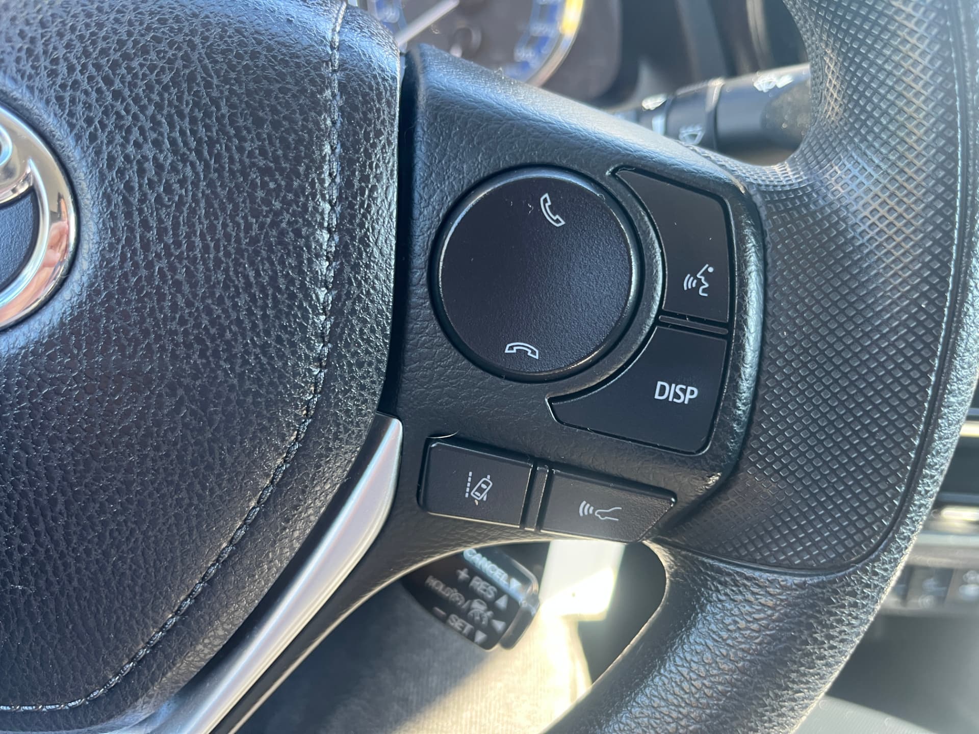 Used 2018 Toyota Corolla LE in Black for sale at B&P Auto Sales in Toronto & GTA — photo 11 of 24