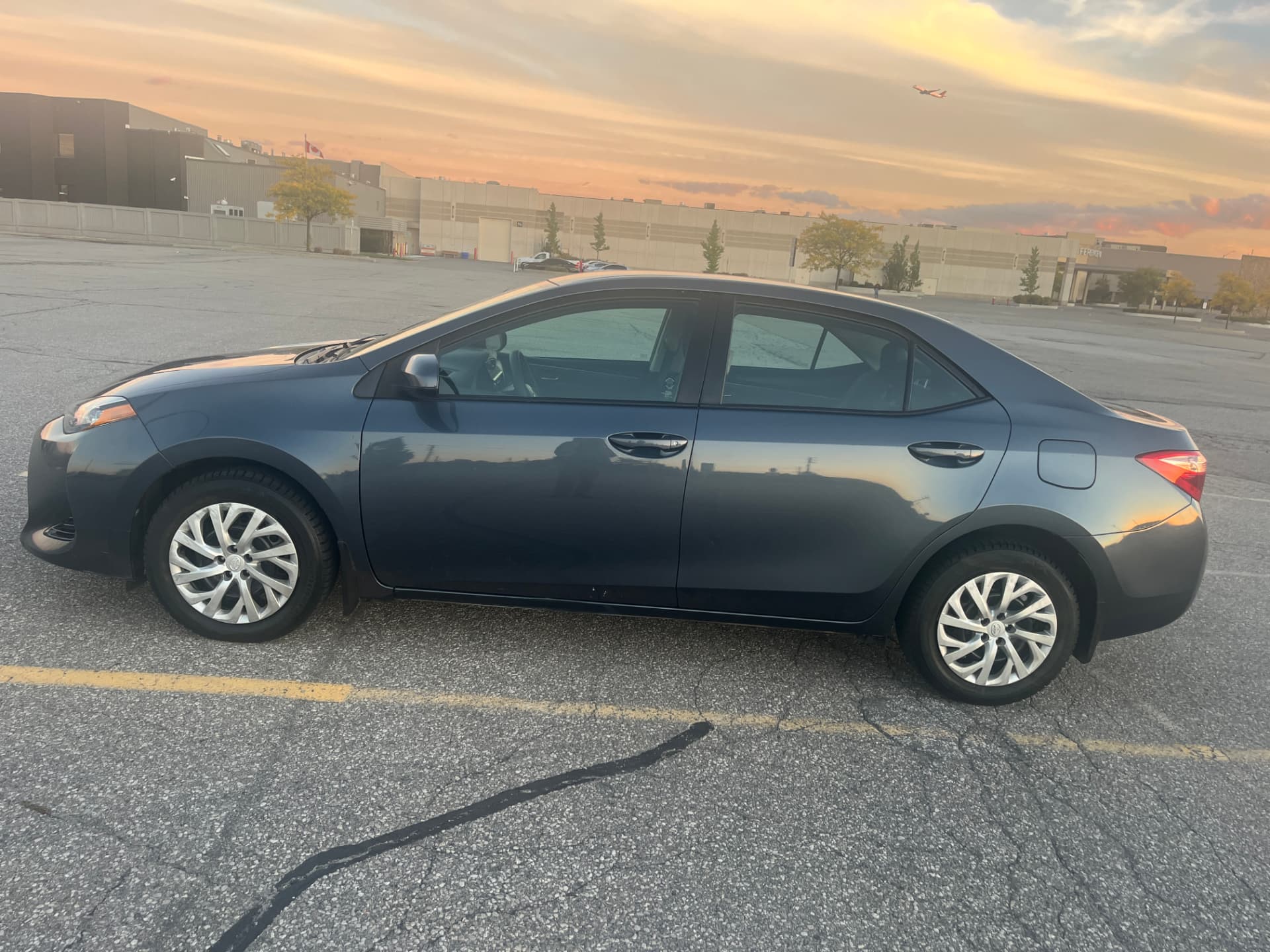 Used 2017 Toyota Corolla LE in Gray for sale at B&P Auto Sales in Toronto & GTA — photo 3 of 23