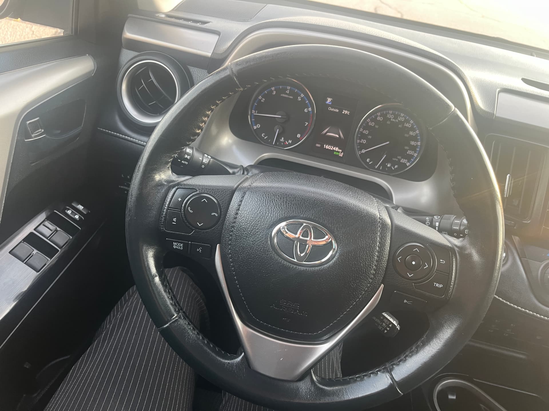 Used 2018 Toyota RAV4 XLE AWD in Gray for sale at B&P Auto Sales in Toronto & GTA — photo 10 of 25