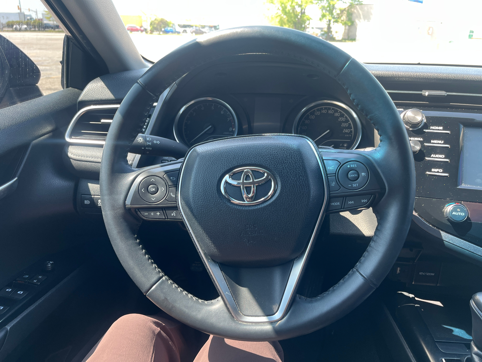 Used 2018 Toyota Camry SE in Gray for sale at B&P Auto Sales in Toronto & GTA — photo 9 of 24