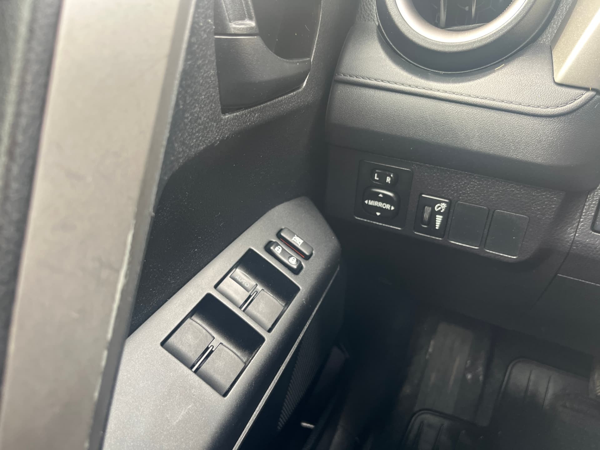 Used 2016 Toyota RAV4 LE in White for sale at B&P Auto Sales in Toronto & GTA — photo 23 of 24