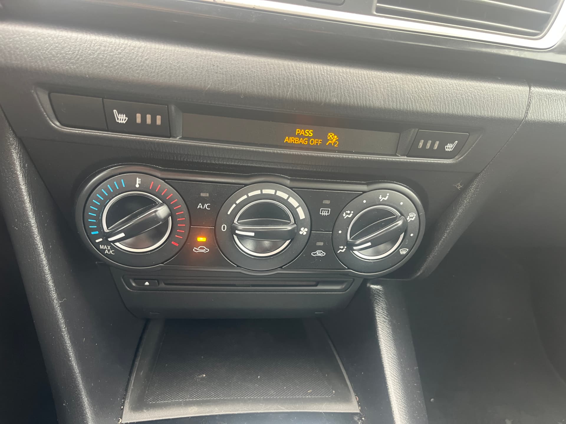 Used 2015 Mazda 3 GS-SKY in White for sale at B&P Auto Sales in Toronto & GTA — photo 19 of 26