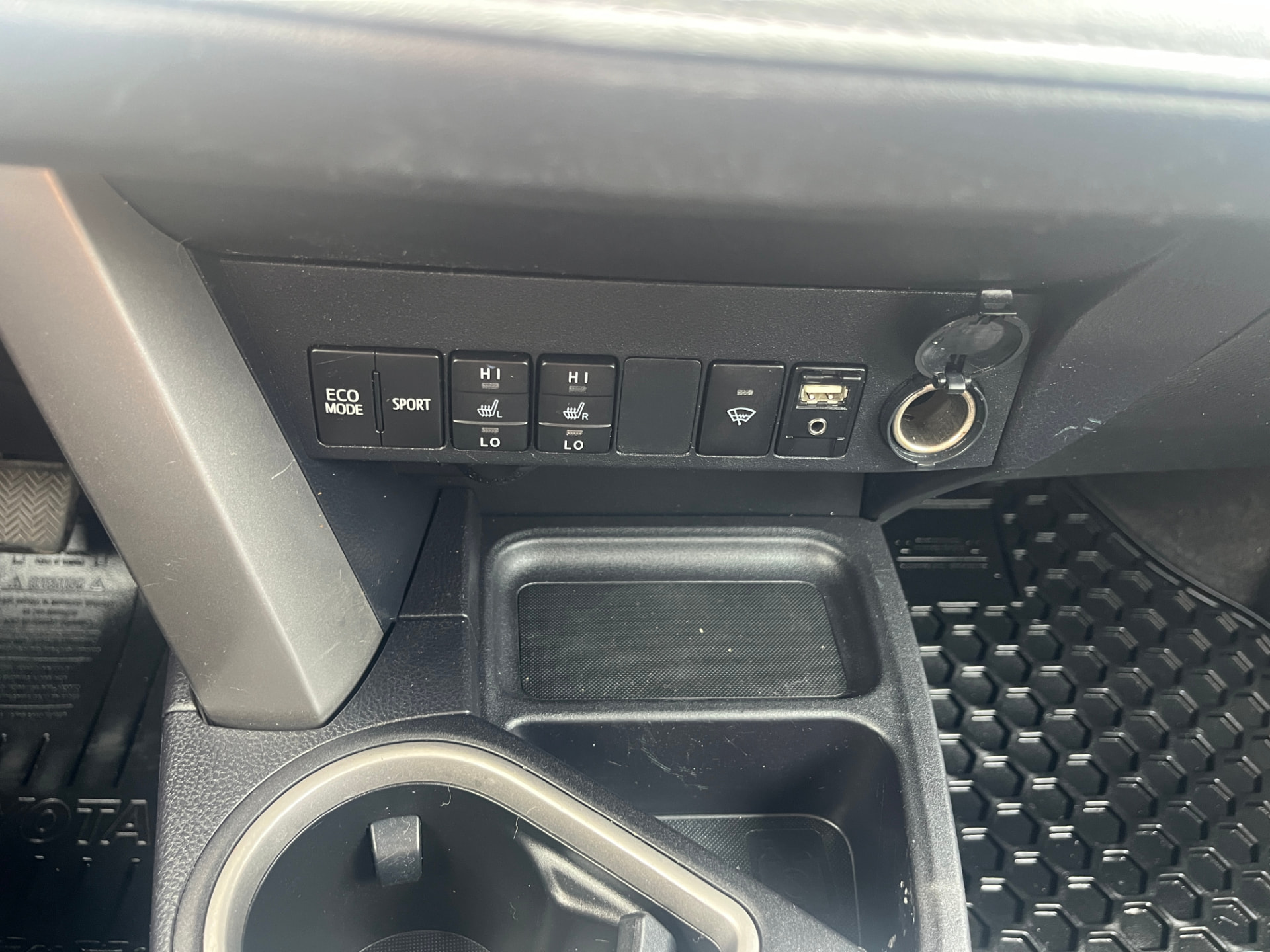 Used 2016 Toyota RAV4 LE in White for sale at B&P Auto Sales in Toronto & GTA — photo 14 of 24
