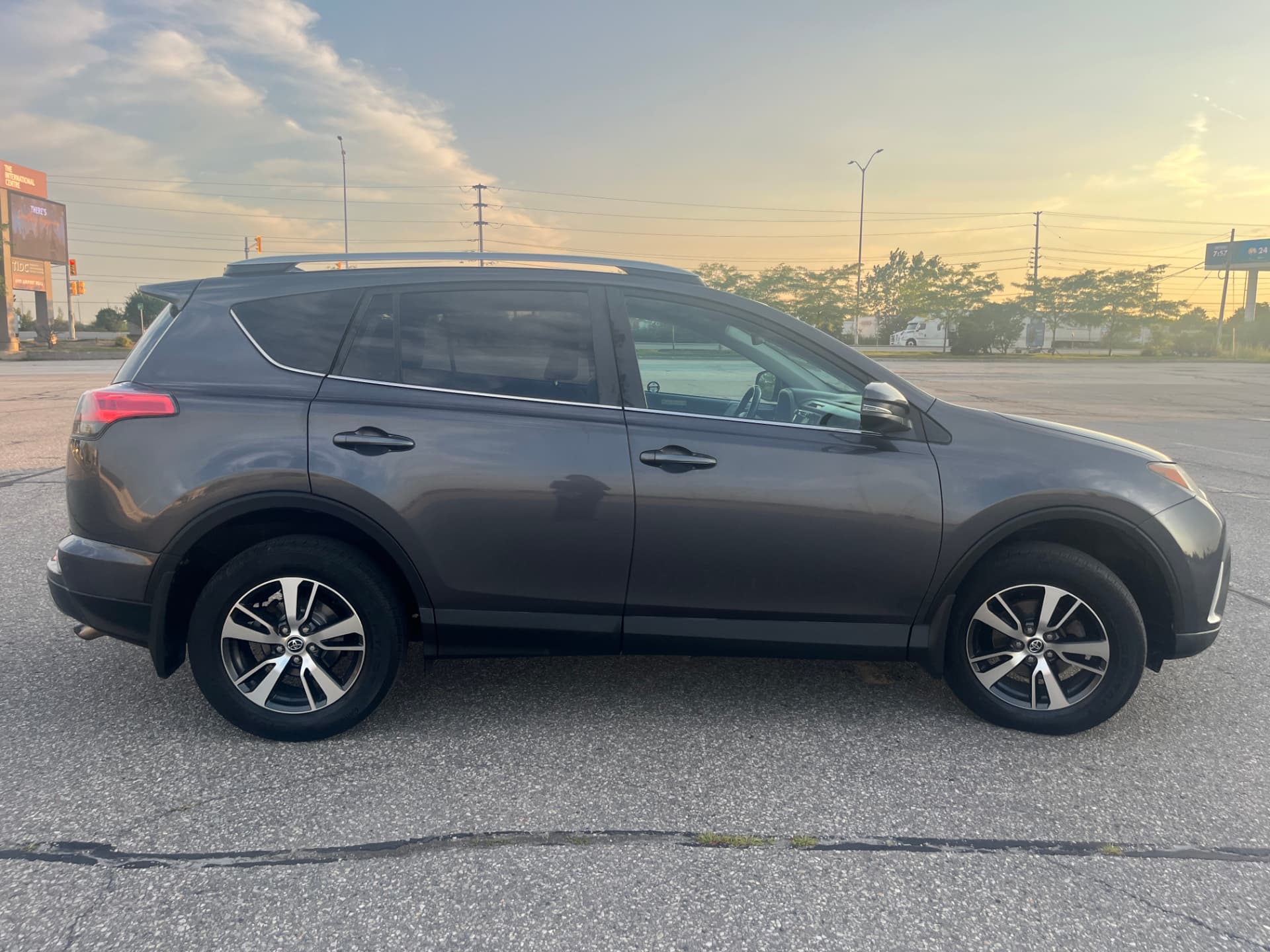 Used 2018 Toyota RAV4 XLE AWD in Gray for sale at B&P Auto Sales in Toronto & GTA — photo 6 of 25
