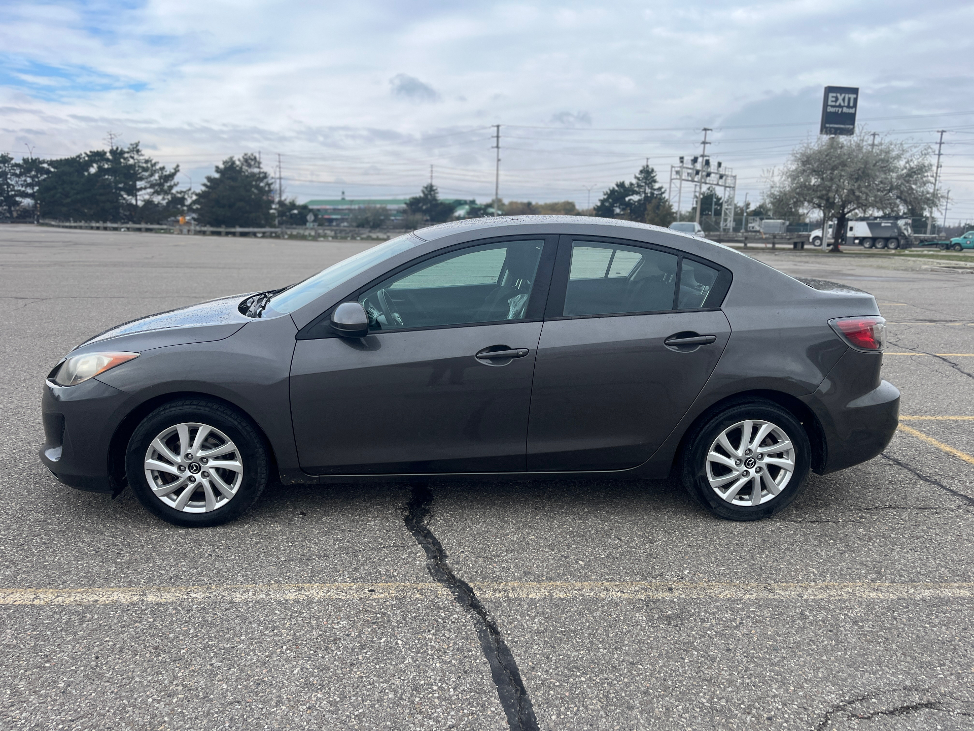 Used 2013 Mazda 3 GS in Dark Gray for sale at B&P Auto Sales in Toronto & GTA — photo 4 of 21