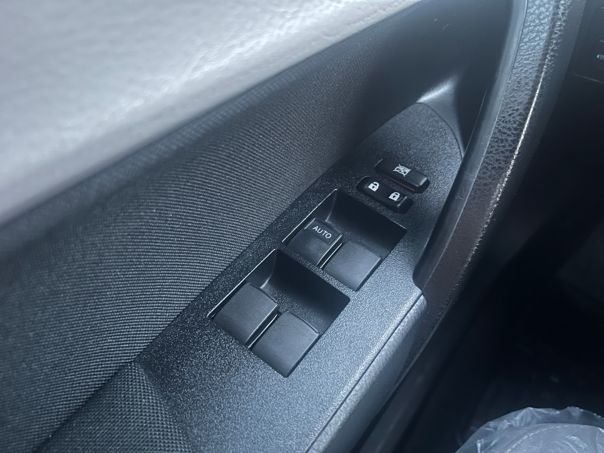 Used 2016 Toyota Corolla LE in White for sale at B&P Auto Sales in Toronto & GTA — photo 22 of 24