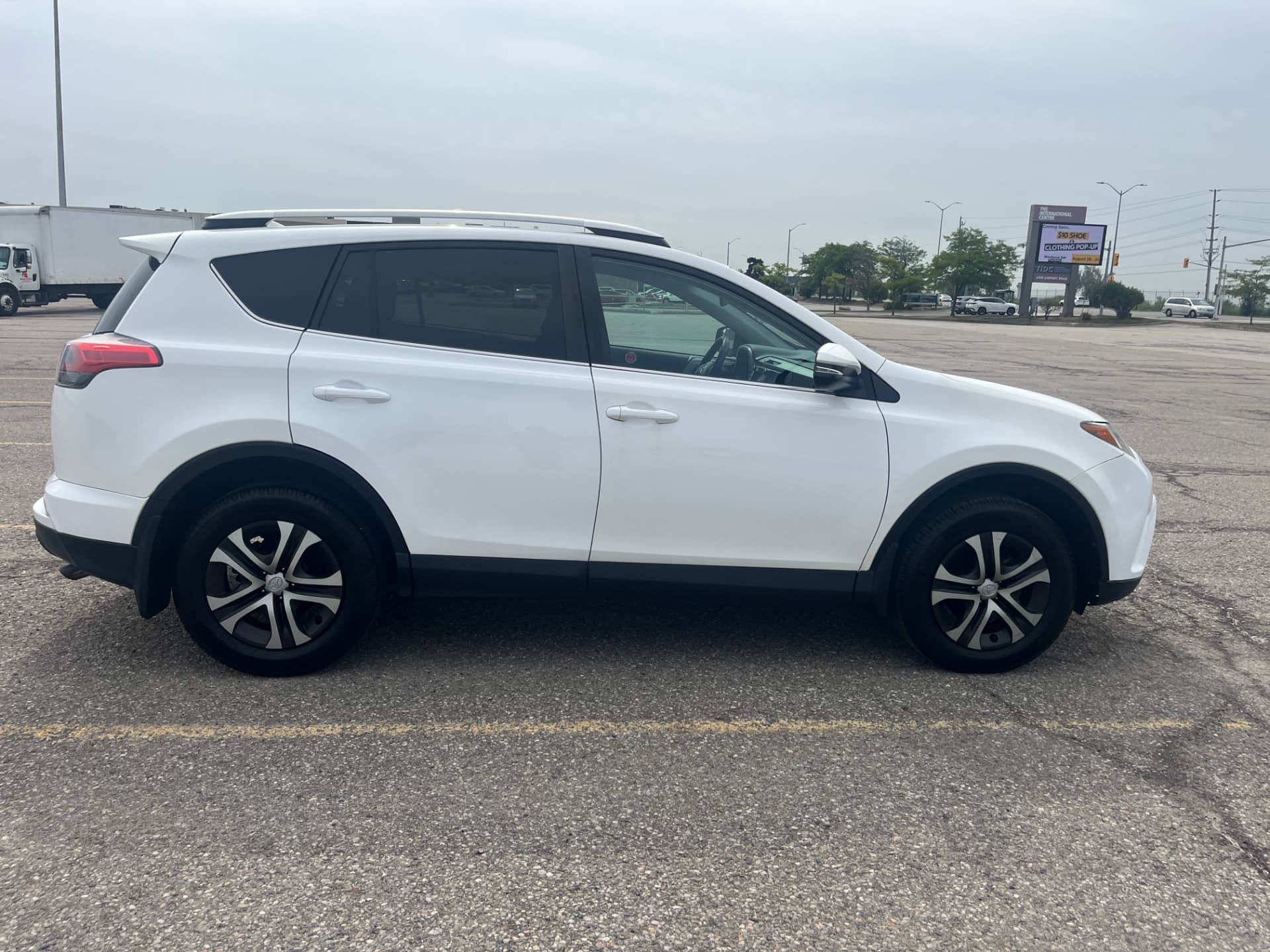 Used 2016 Toyota RAV4 LE in White for sale at B&P Auto Sales in Toronto & GTA — photo 6 of 24