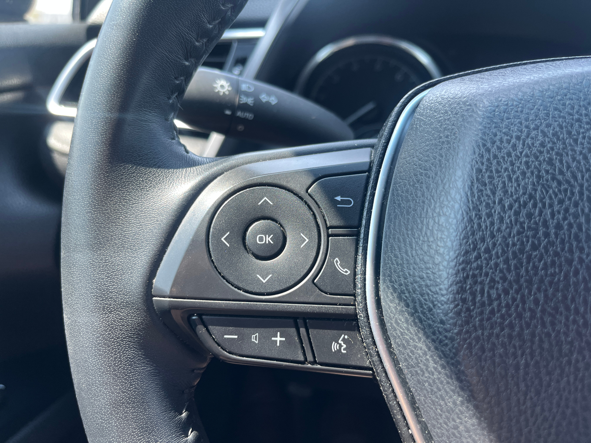 Used 2018 Toyota Camry SE in Gray for sale at B&P Auto Sales in Toronto & GTA — photo 11 of 24