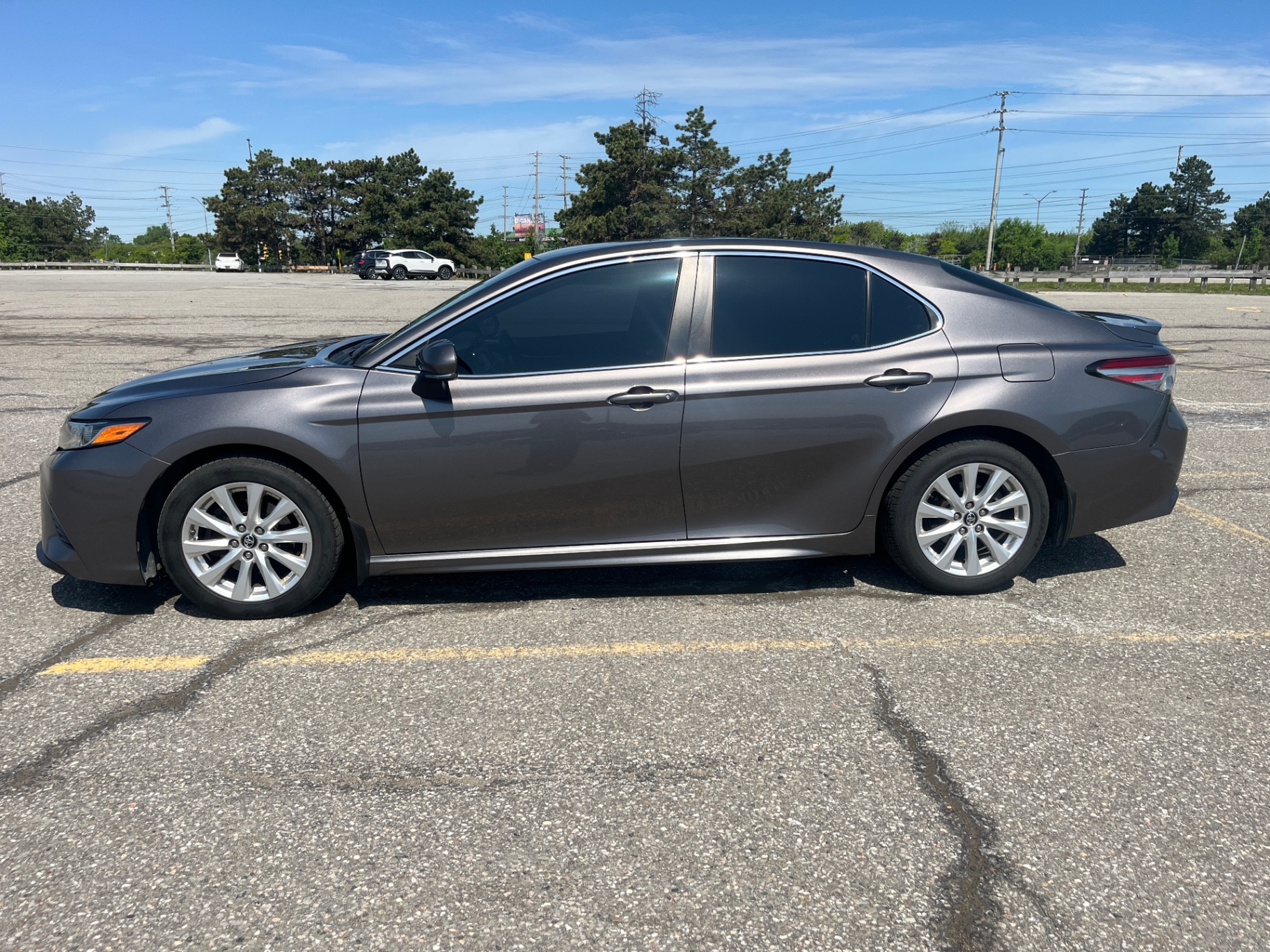 Used 2018 Toyota Camry SE in Gray for sale at B&P Auto Sales in Toronto & GTA — photo 4 of 24