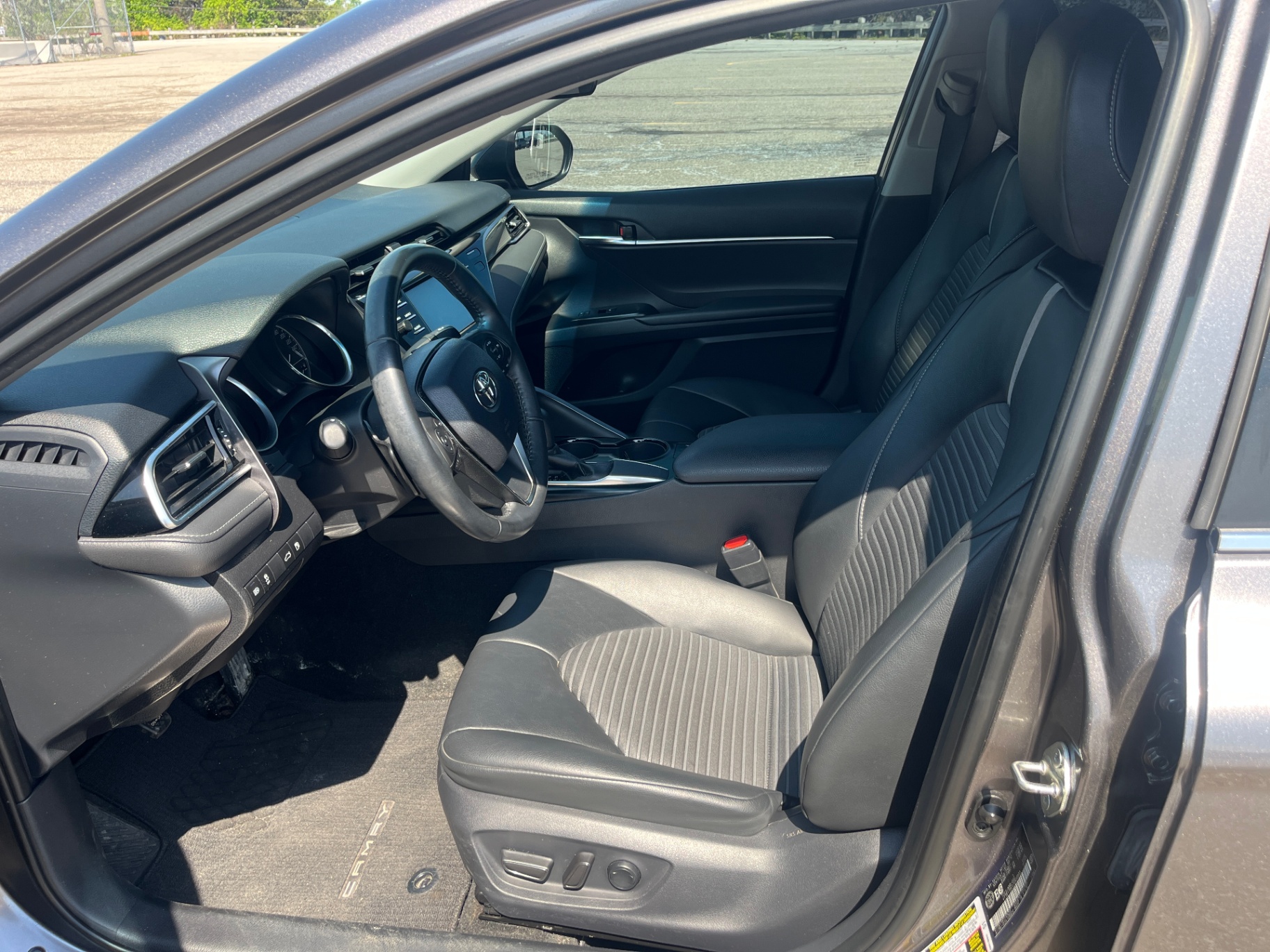 Used 2018 Toyota Camry SE in Gray for sale at B&P Auto Sales in Toronto & GTA — photo 13 of 24
