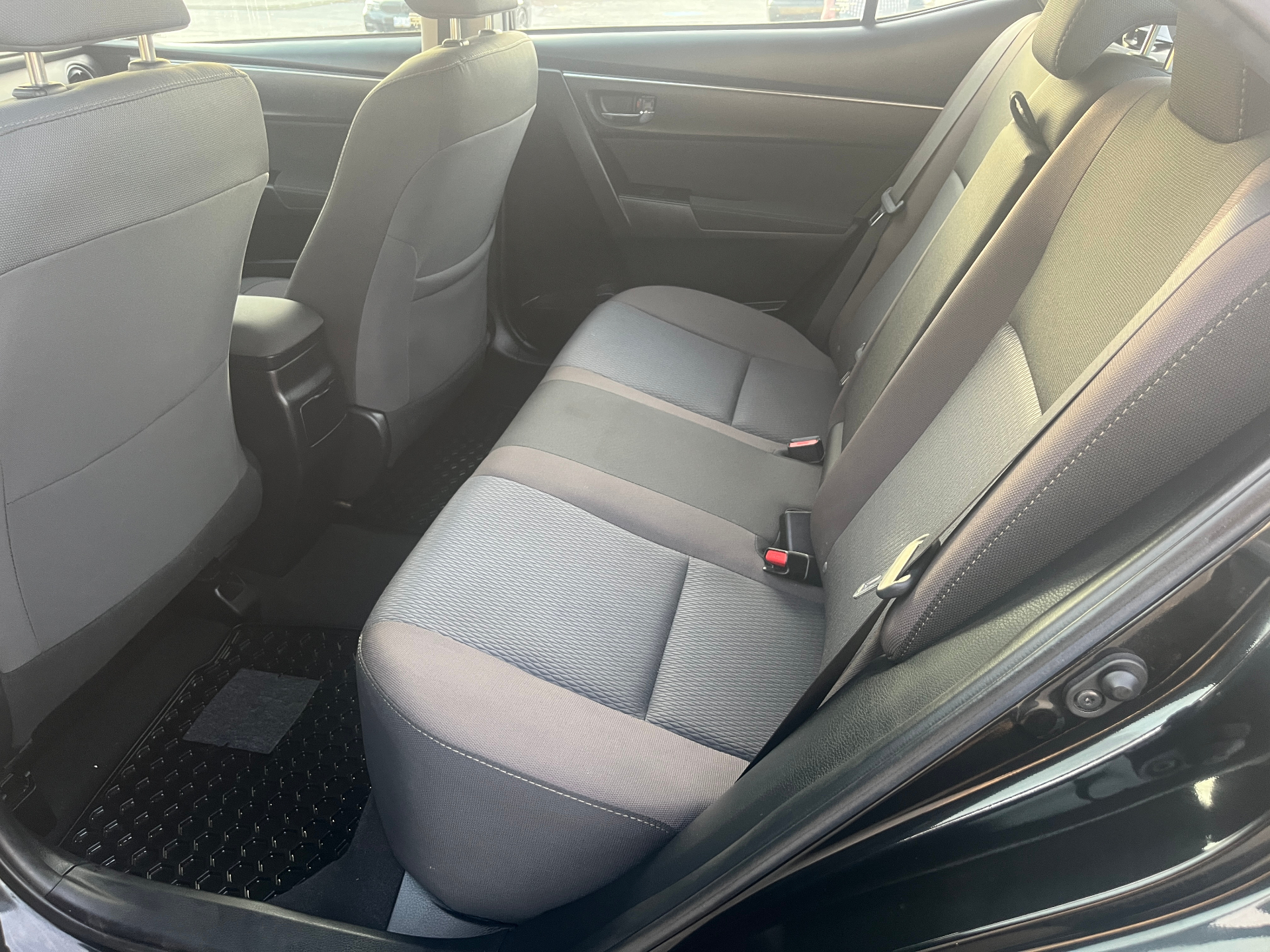 Used 2017 Toyota Corolla LE in Black for sale at B&P Auto Sales in Toronto & GTA — photo 20 of 24