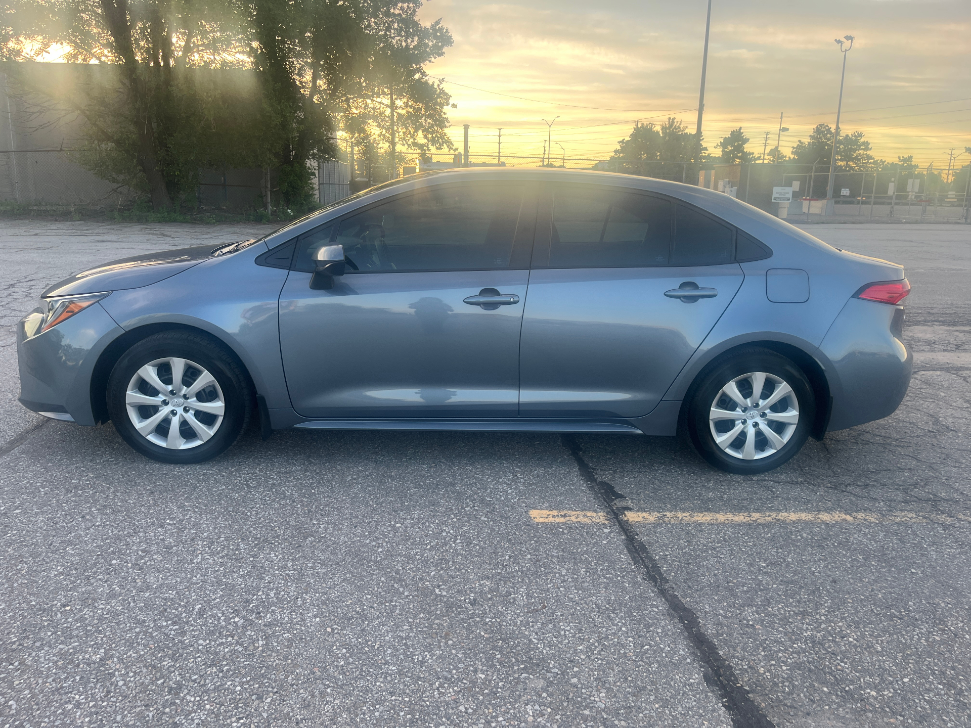 Used 2022 Toyota Corolla LE in Gray for sale at B&P Auto Sales in Toronto & GTA — photo 4 of 23