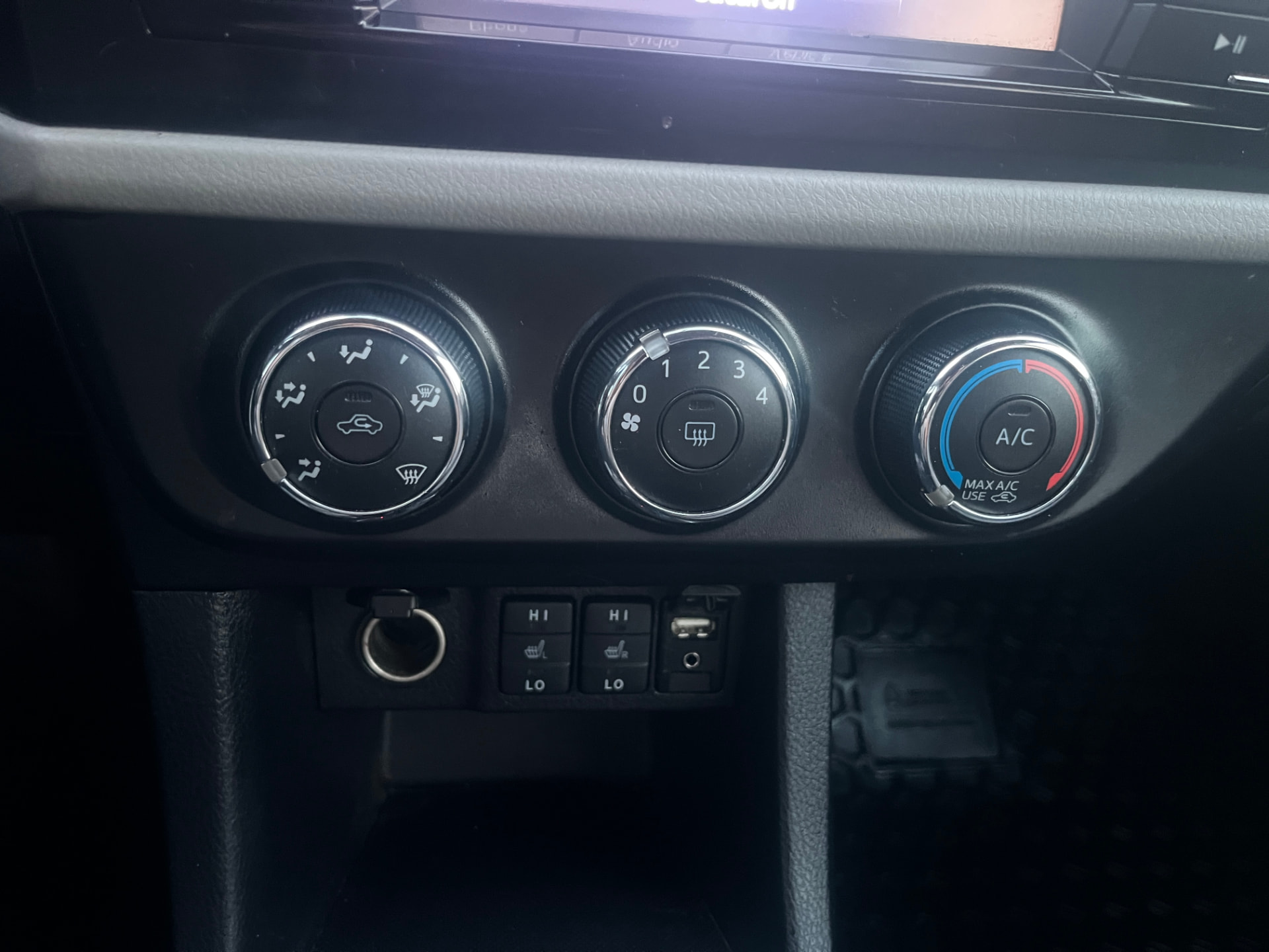 Used 2016 Toyota Corolla LE in White for sale at B&P Auto Sales in Toronto & GTA — photo 14 of 24