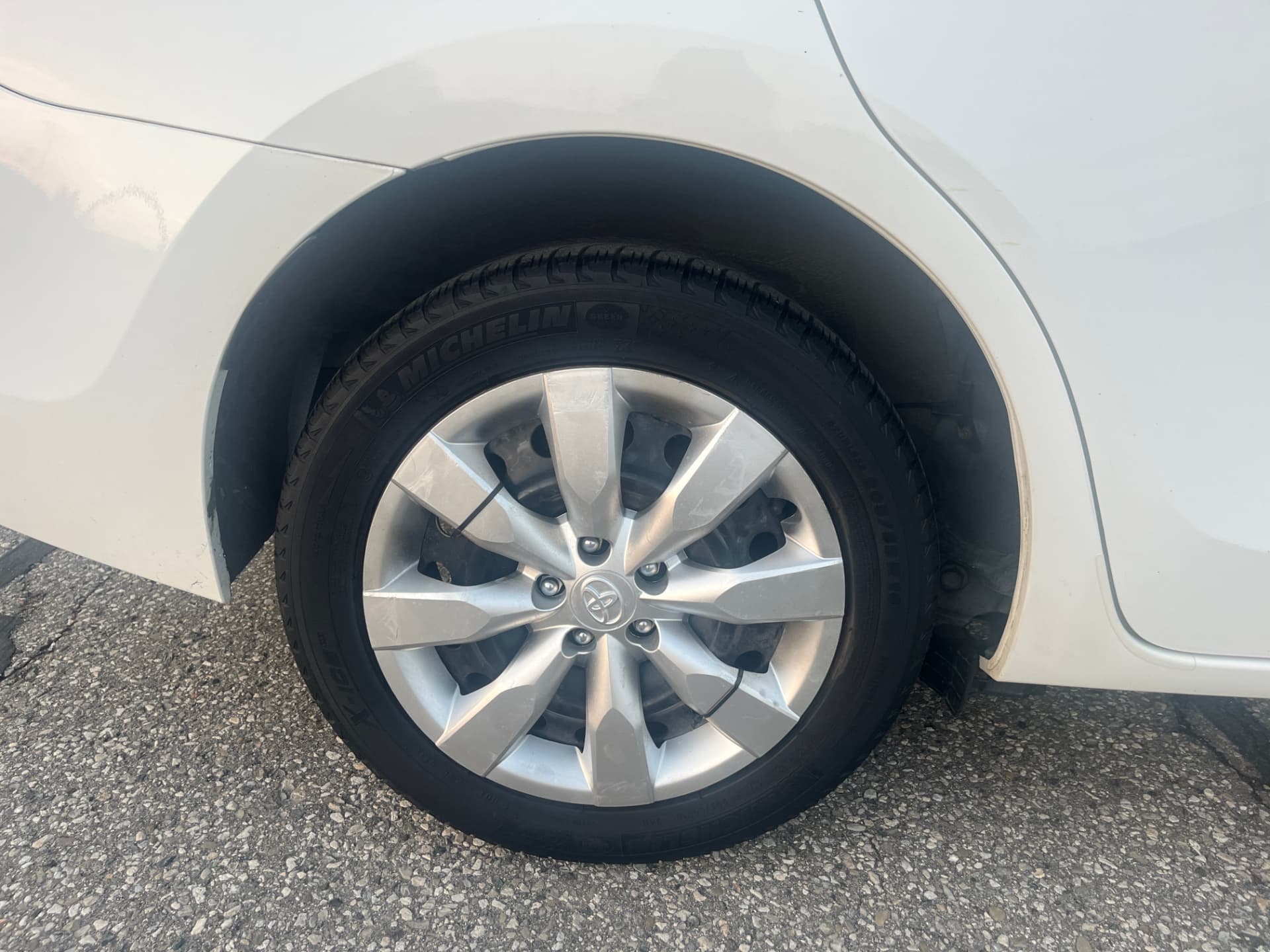 Used 2016 Toyota Corolla LE in White for sale at B&P Auto Sales in Toronto & GTA — photo 21 of 24