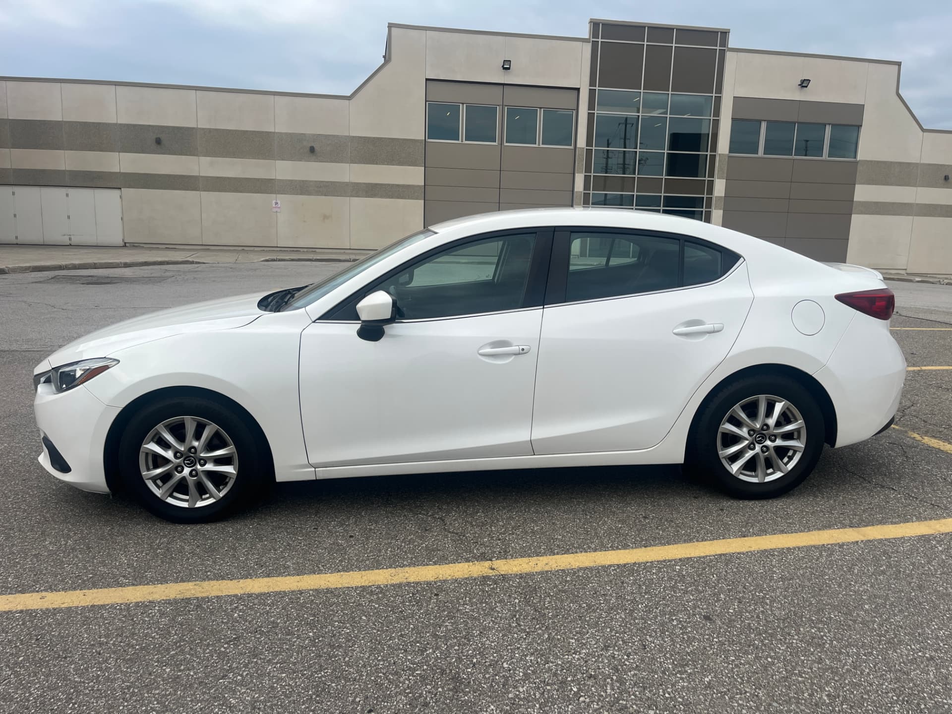 Used 2015 Mazda 3 GS-SKY in White for sale at B&P Auto Sales in Toronto & GTA — photo 4 of 26