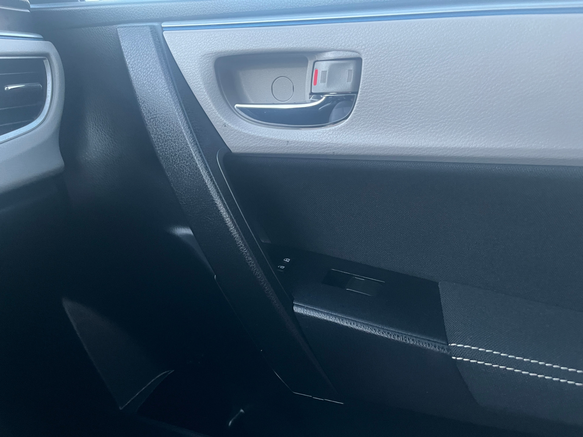 Used 2016 Toyota Corolla LE in White for sale at B&P Auto Sales in Toronto & GTA — photo 23 of 24