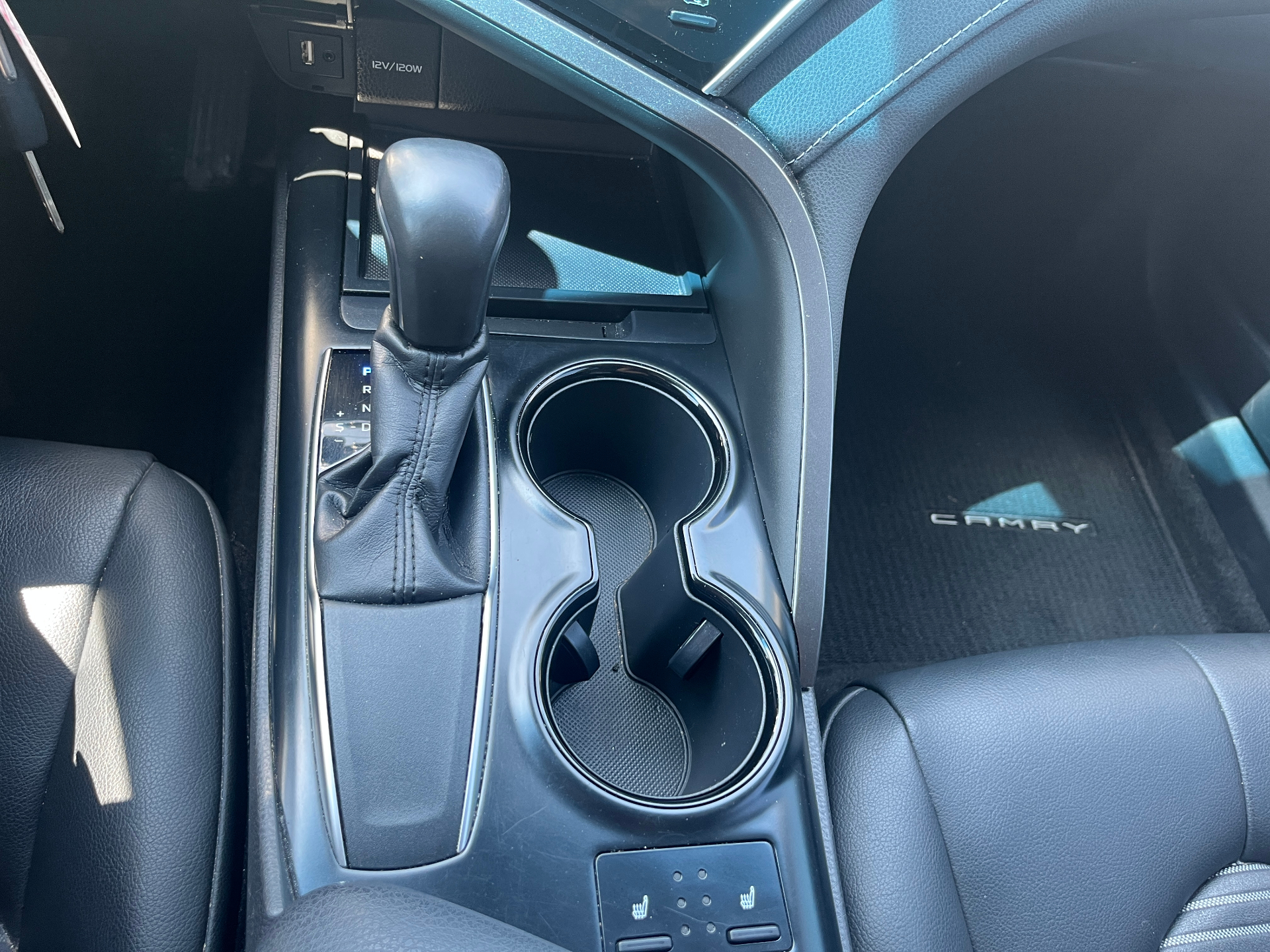 Used 2018 Toyota Camry SE in Gray for sale at B&P Auto Sales in Toronto & GTA — photo 17 of 24