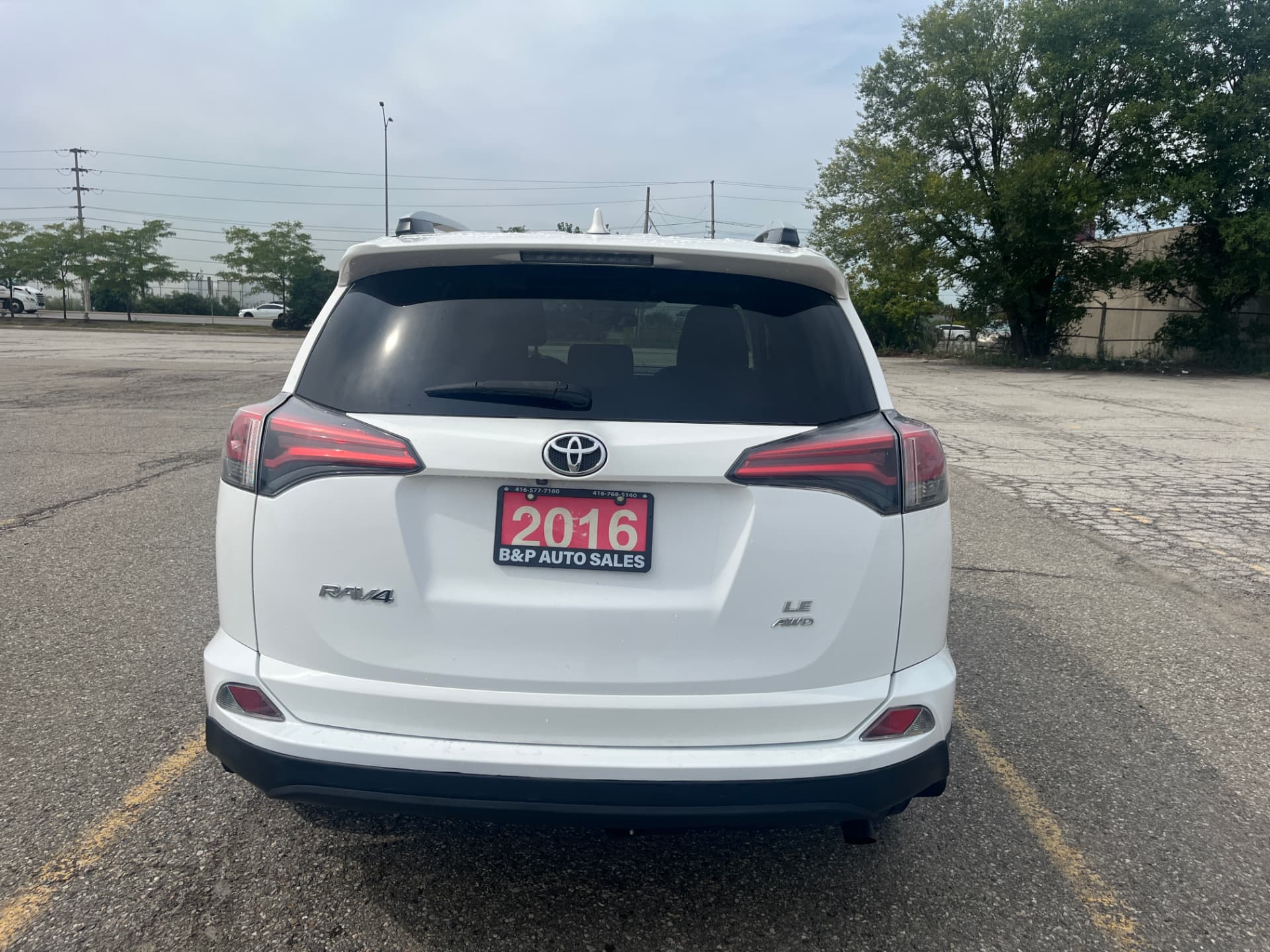 Used 2016 Toyota RAV4 LE in White for sale at B&P Auto Sales in Toronto & GTA — photo 5 of 24