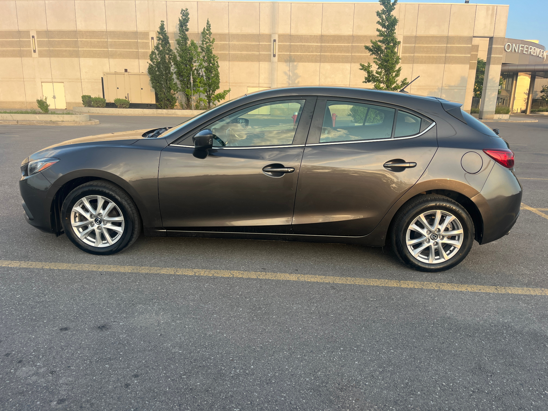 Used 2015 Mazda 3 GS-SKY HB SPORT in Brown for sale at B&P Auto Sales in Toronto & GTA — photo 4 of 25