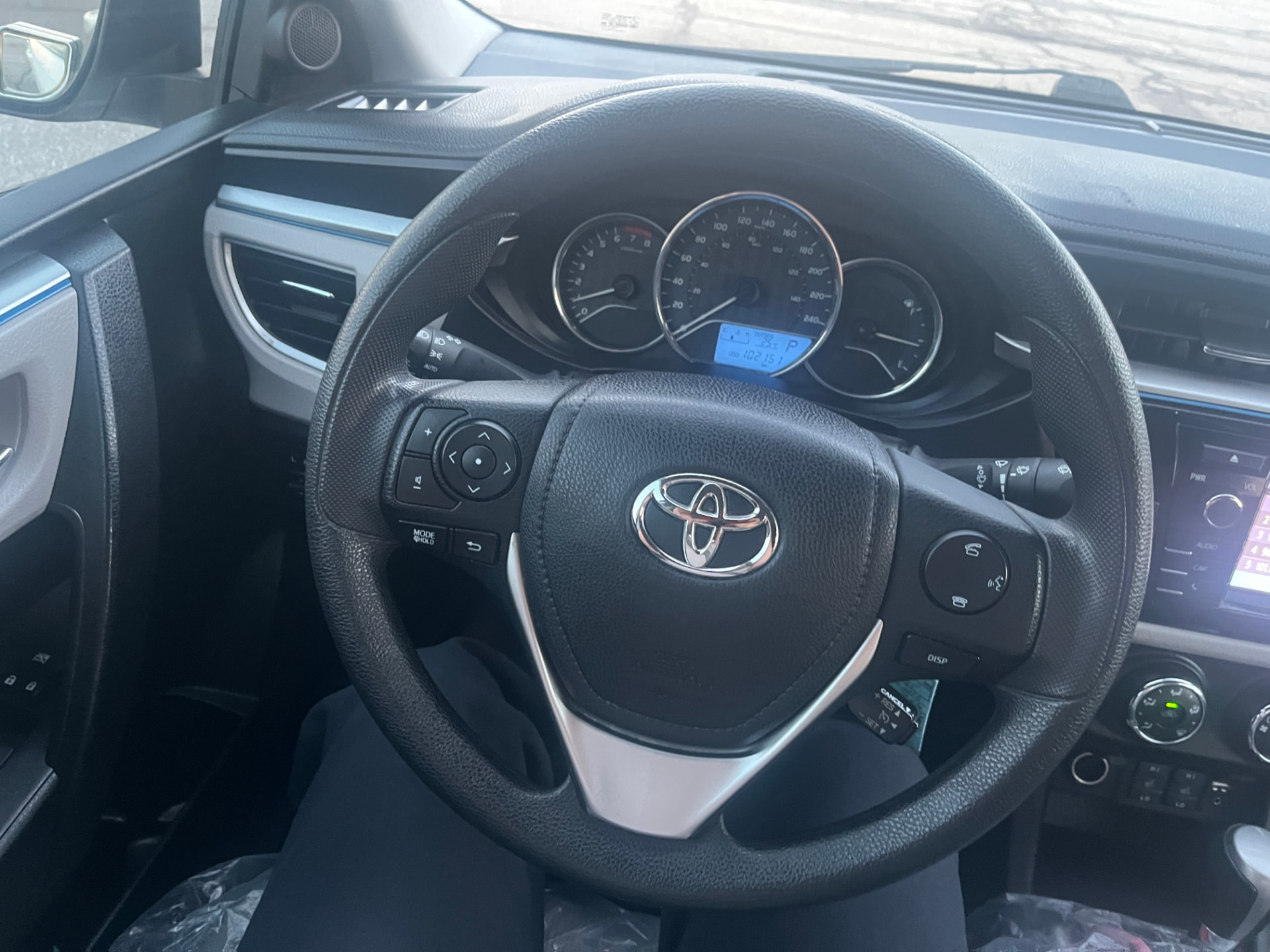 Used 2016 Toyota Corolla LE in White for sale at B&P Auto Sales in Toronto & GTA — photo 9 of 24