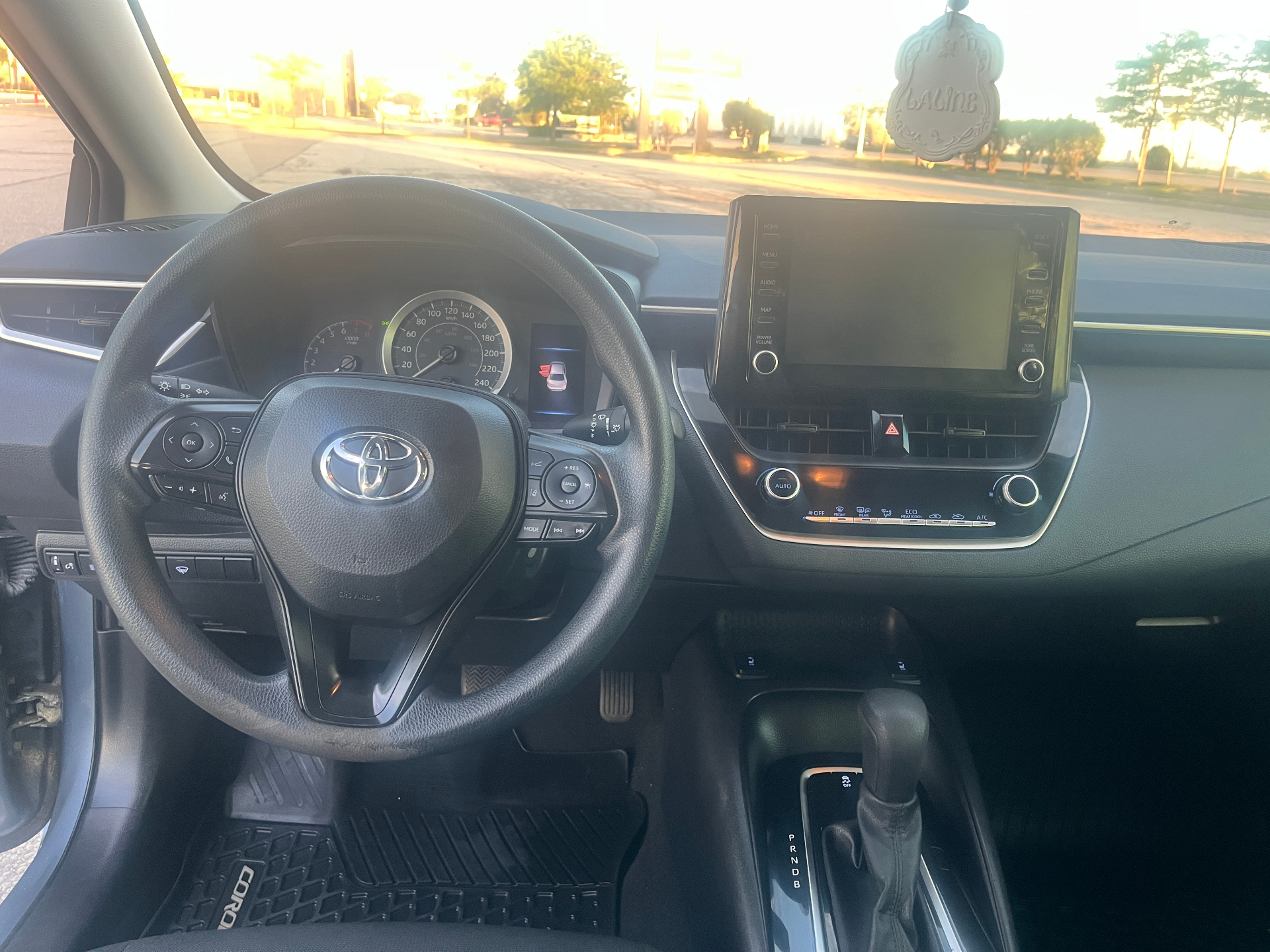 Used 2022 Toyota Corolla LE in Gray for sale at B&P Auto Sales in Toronto & GTA — photo 8 of 23