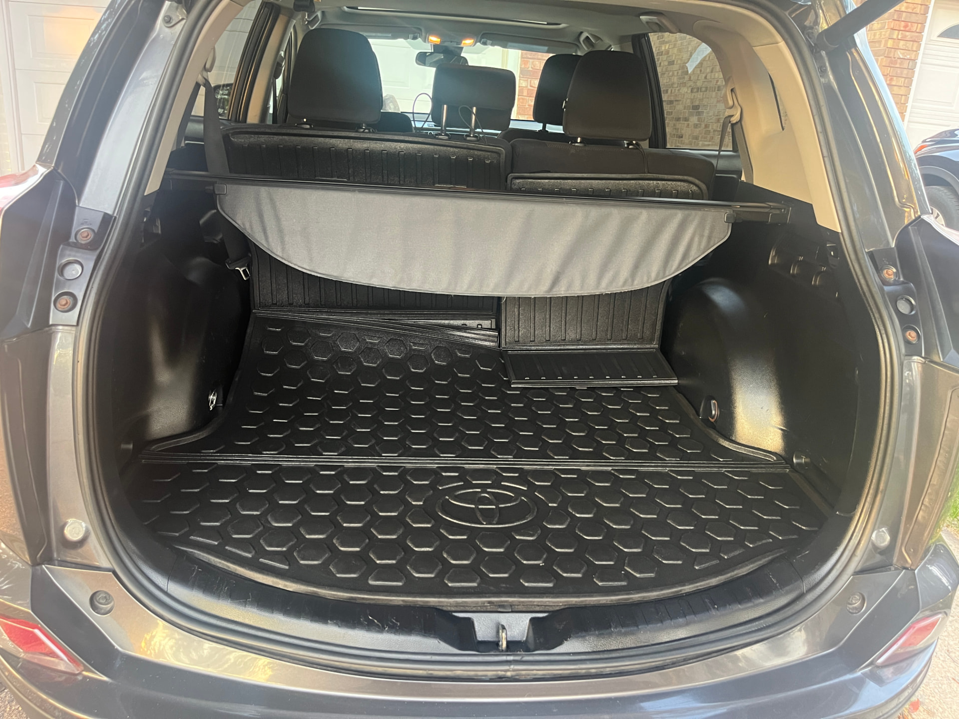 Used 2018 Toyota RAV4 XLE AWD in Gray for sale at B&P Auto Sales in Toronto & GTA — photo 21 of 25