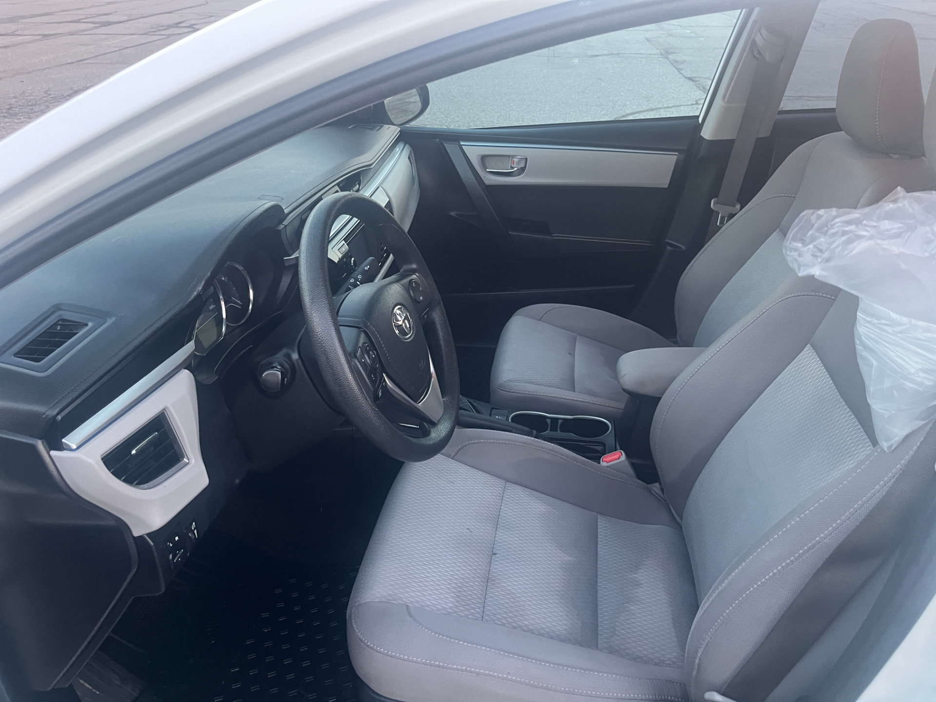 Used 2016 Toyota Corolla LE in White for sale at B&P Auto Sales in Toronto & GTA — photo 17 of 24