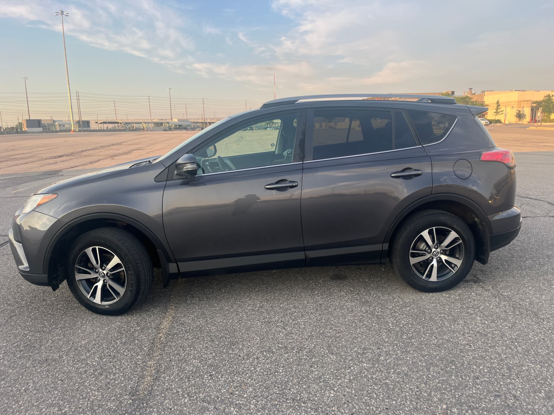 Used 2018 Toyota RAV4 XLE AWD in Gray for sale at B&P Auto Sales in Toronto & GTA — photo 4 of 25