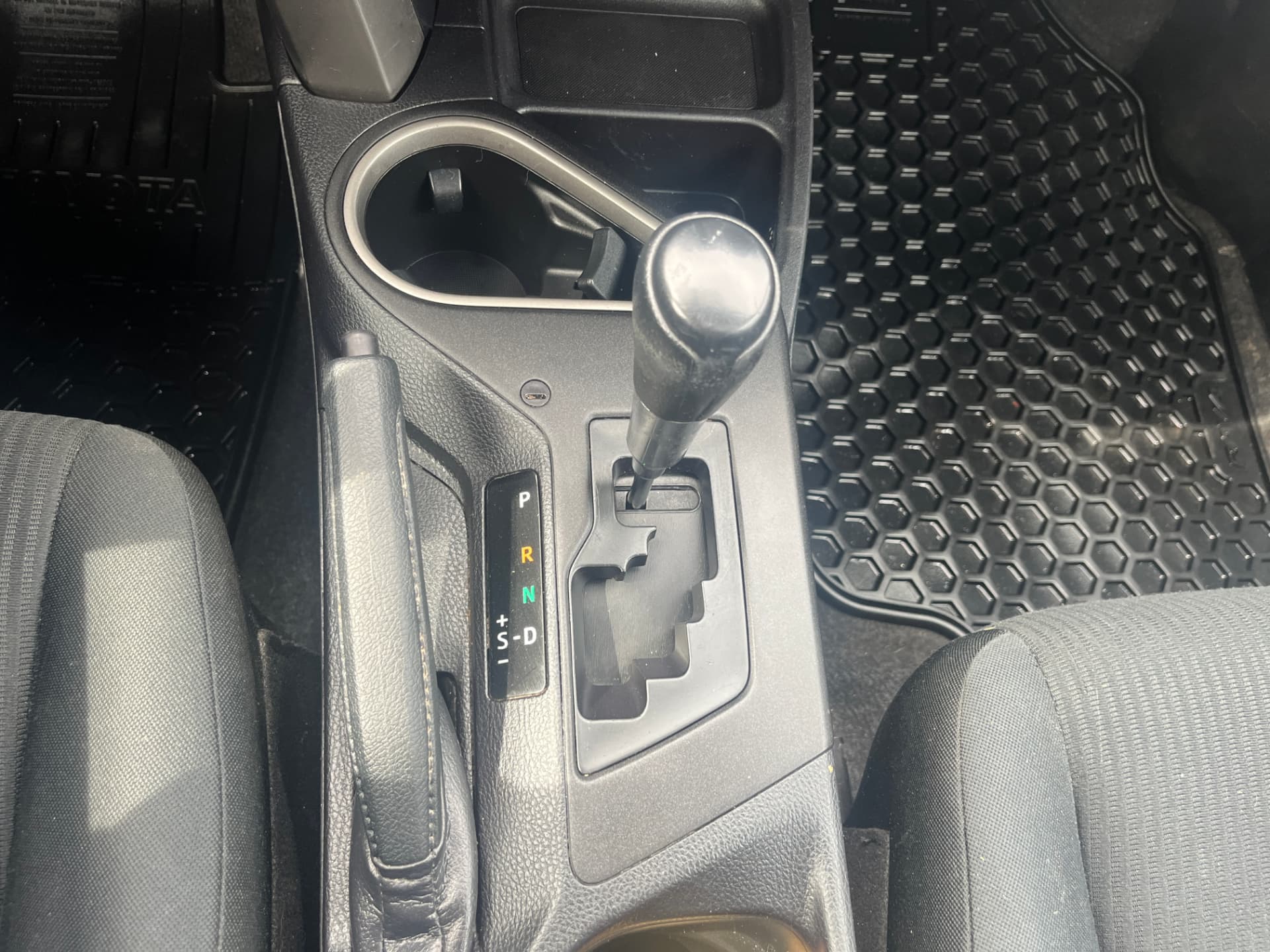 Used 2016 Toyota RAV4 LE in White for sale at B&P Auto Sales in Toronto & GTA — photo 15 of 24