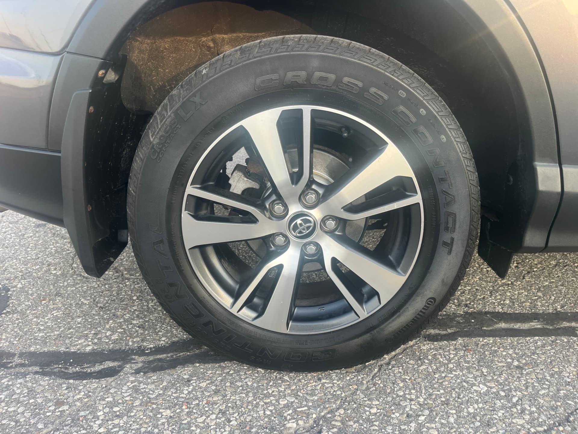Used 2018 Toyota RAV4 XLE AWD in Gray for sale at B&P Auto Sales in Toronto & GTA — photo 7 of 25