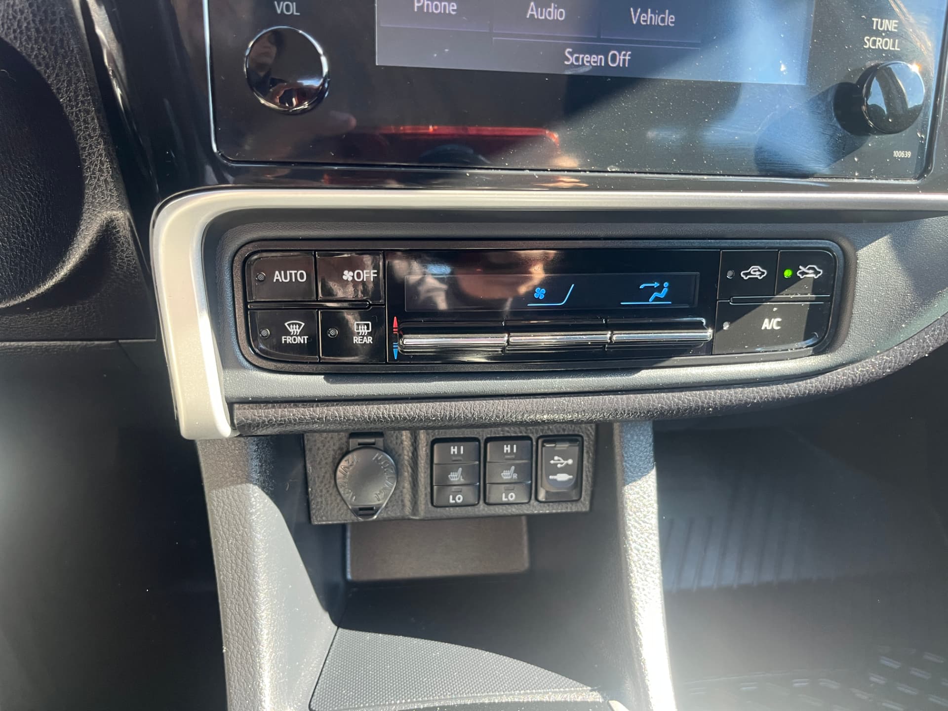Used 2018 Toyota Corolla LE in Black for sale at B&P Auto Sales in Toronto & GTA — photo 15 of 24