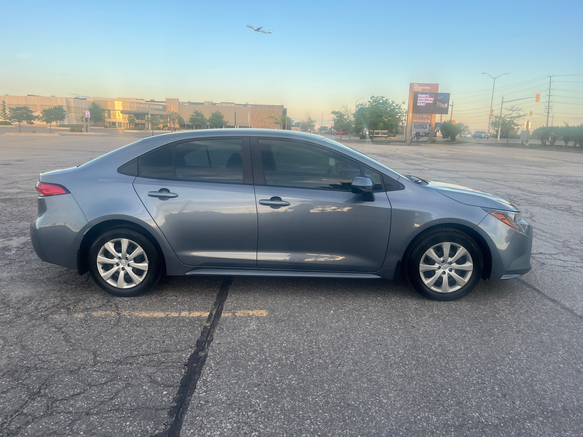 Used 2022 Toyota Corolla LE in Gray for sale at B&P Auto Sales in Toronto & GTA — photo 5 of 23